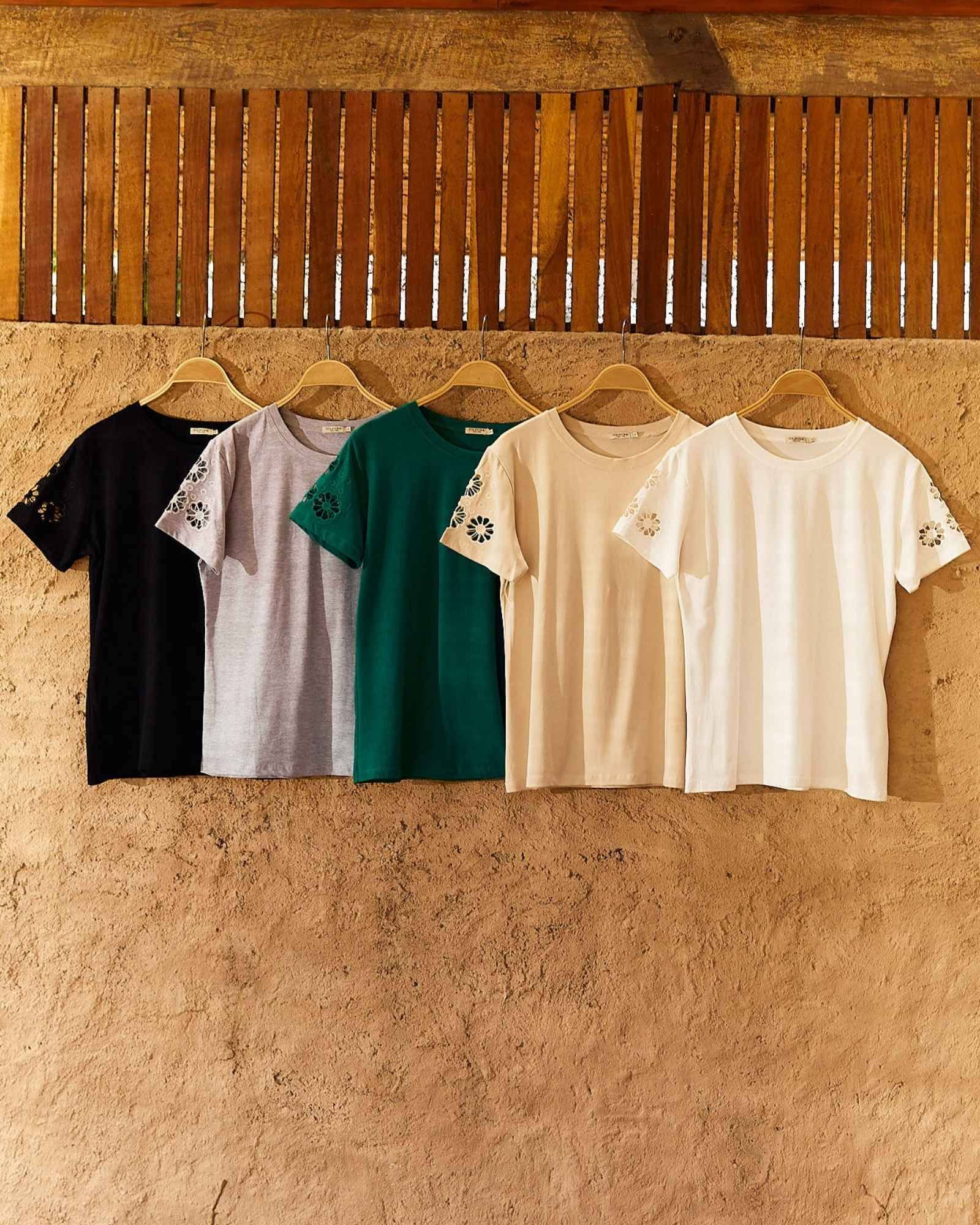 T-shirt com Bordado na Manga