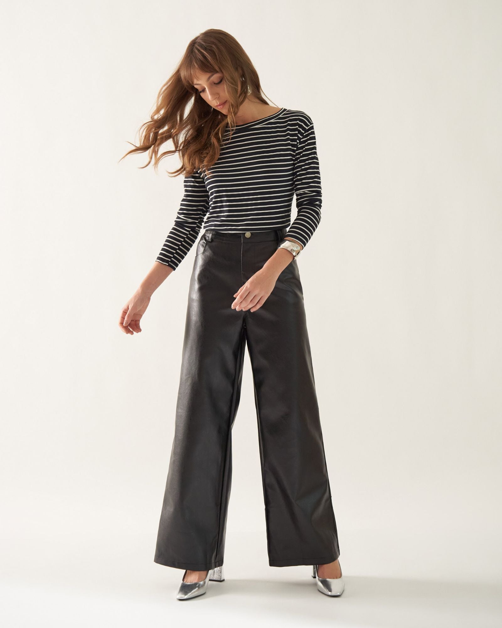 Calça Wide Leg com Botão Perolado em Couro PU