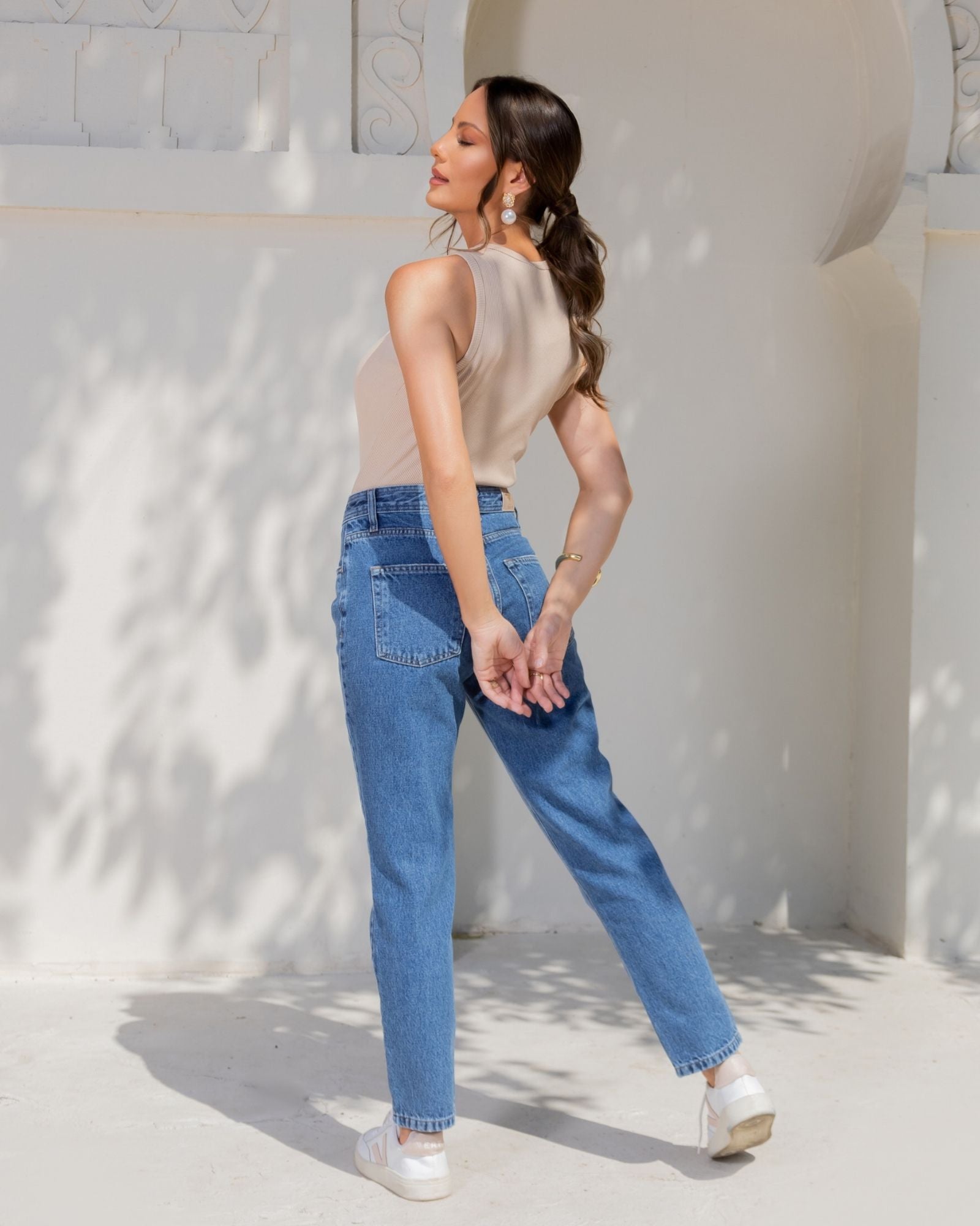 Calça Mom Jeans com Passante em X