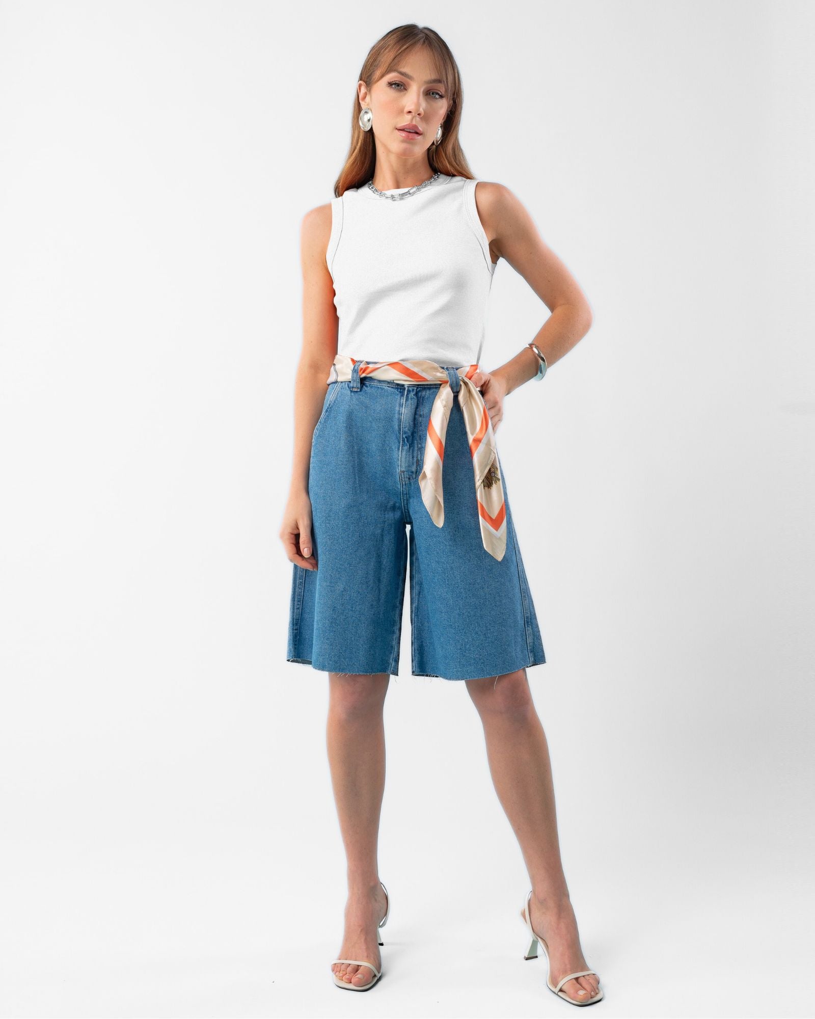 Bermuda Jeans com Barra a Fio