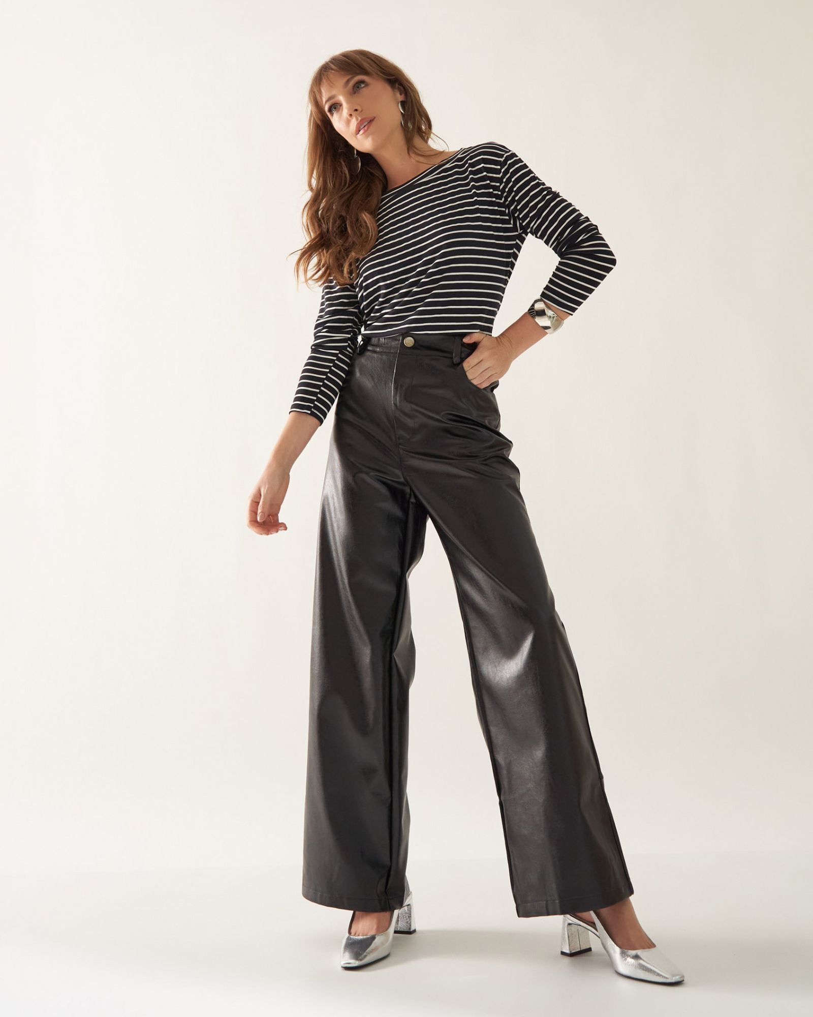 Calça Wide Leg com Botão Perolado em Couro PU