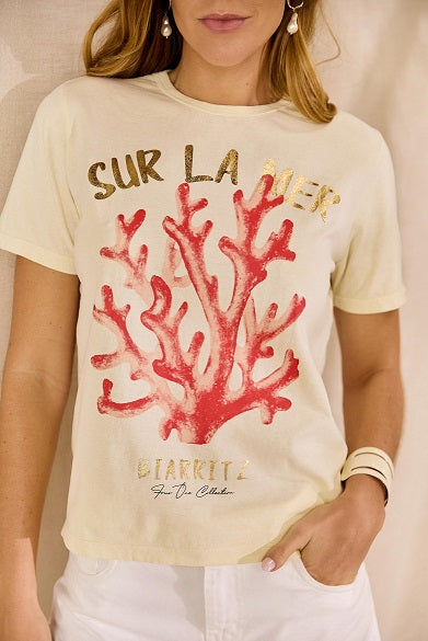 T- shirt Amarela Estonada com Estampa de Coral
