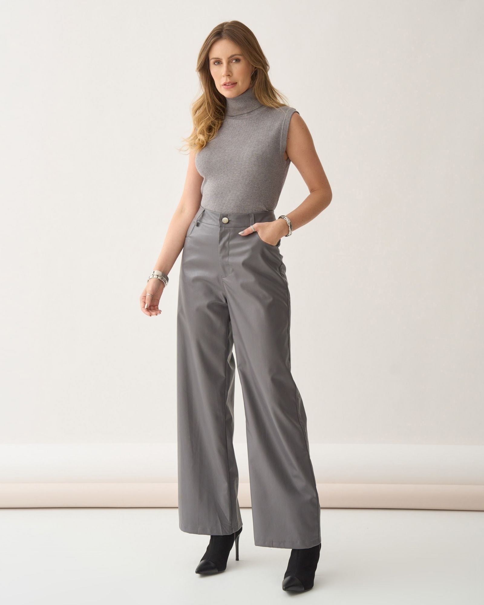 Calça Wide Leg com Botão Perolado em Couro PU