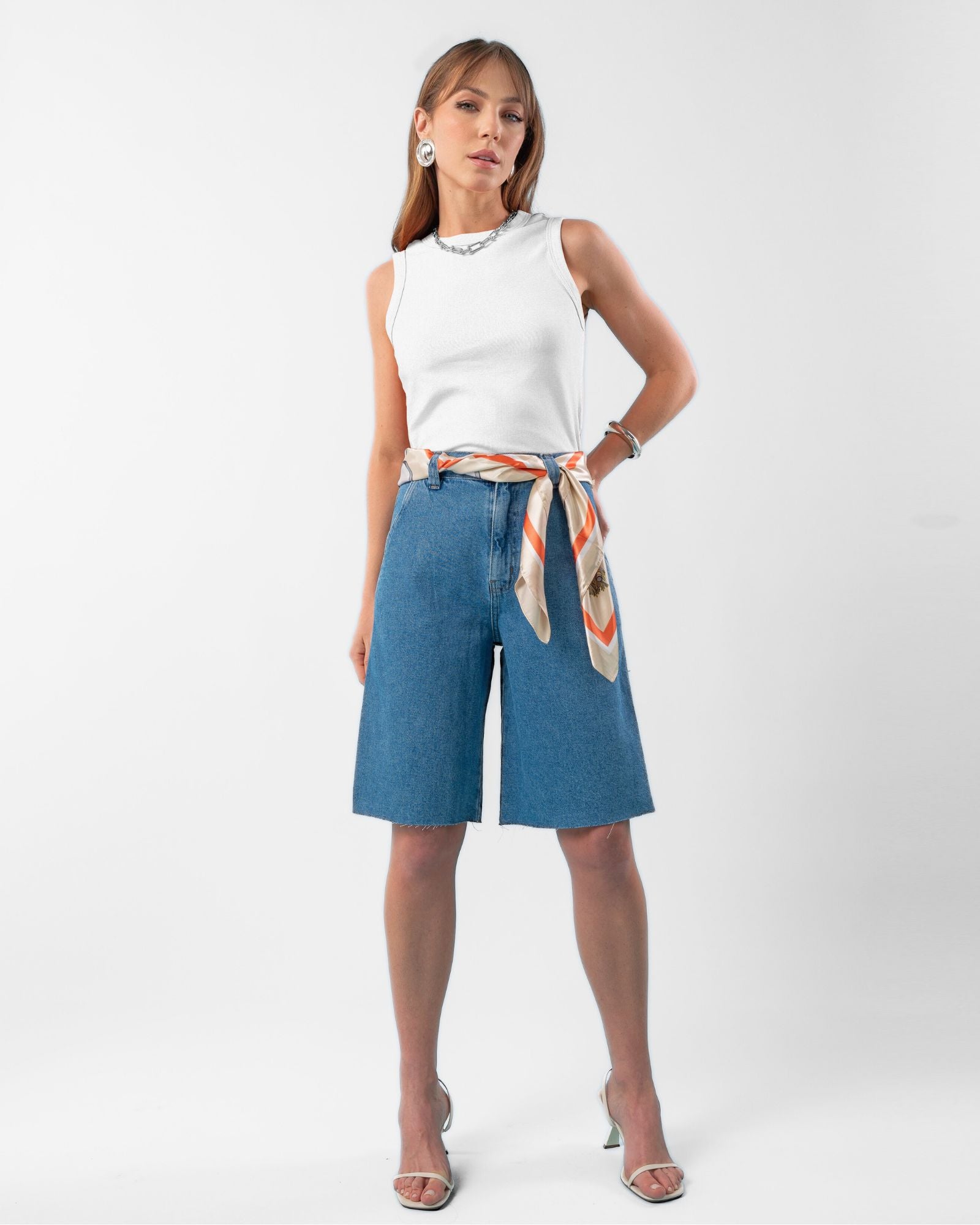 Bermuda Jeans com Barra a Fio