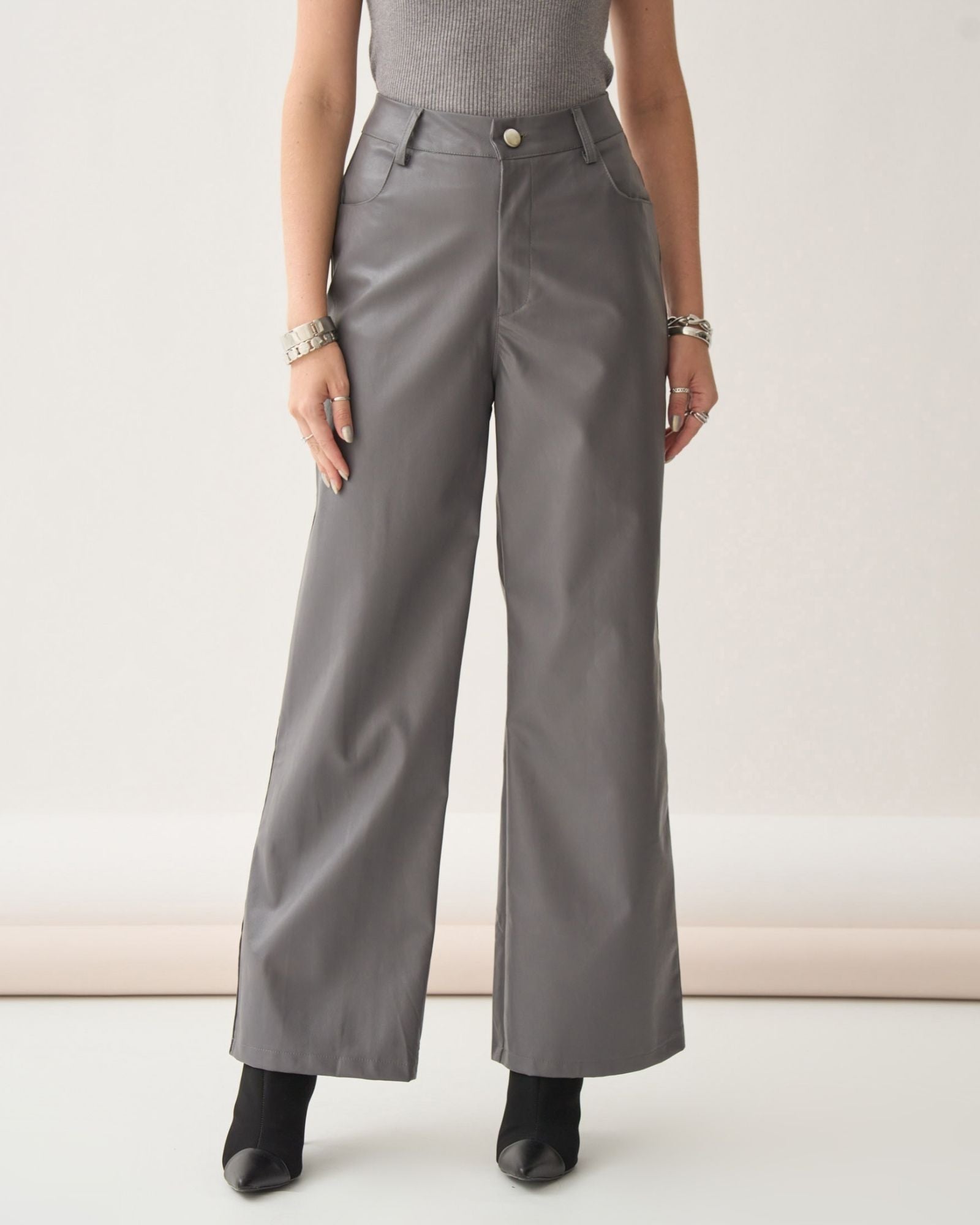 Calça Wide Leg com Botão Perolado em Couro PU