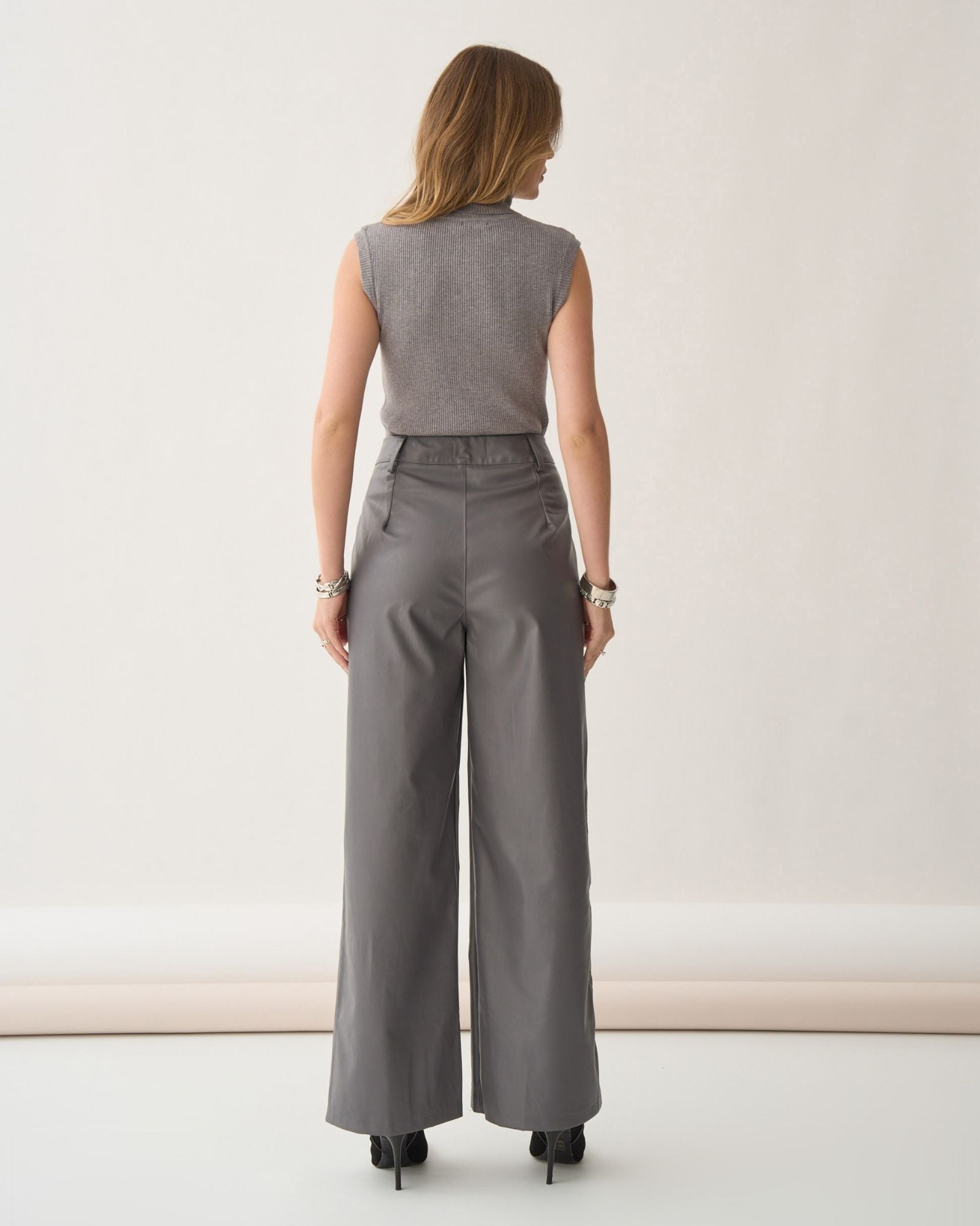 Calça Wide Leg com Botão Perolado em Couro PU