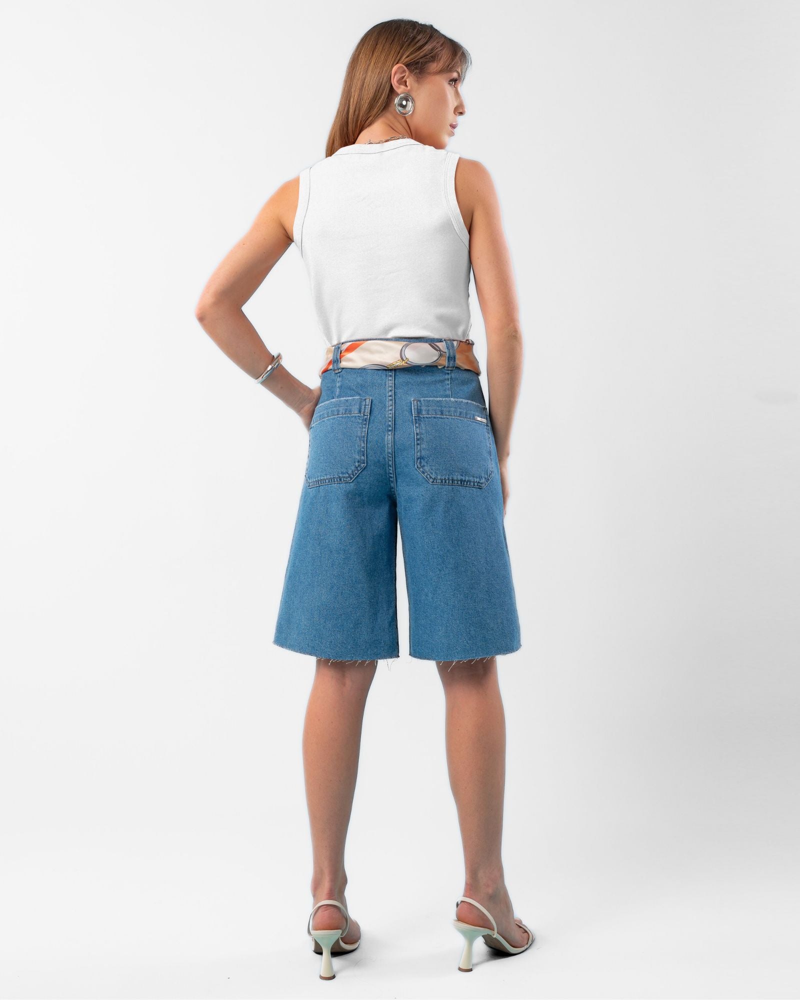 Bermuda Jeans com Barra a Fio