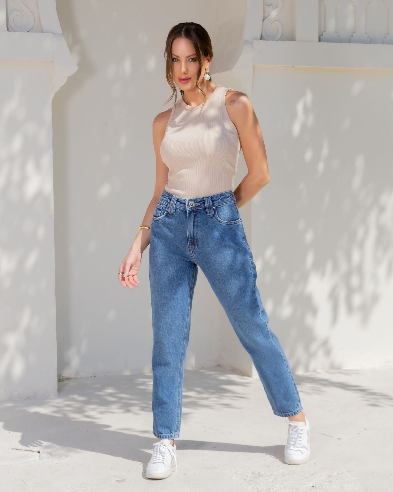 Calça Mom Jeans com Passante em X
