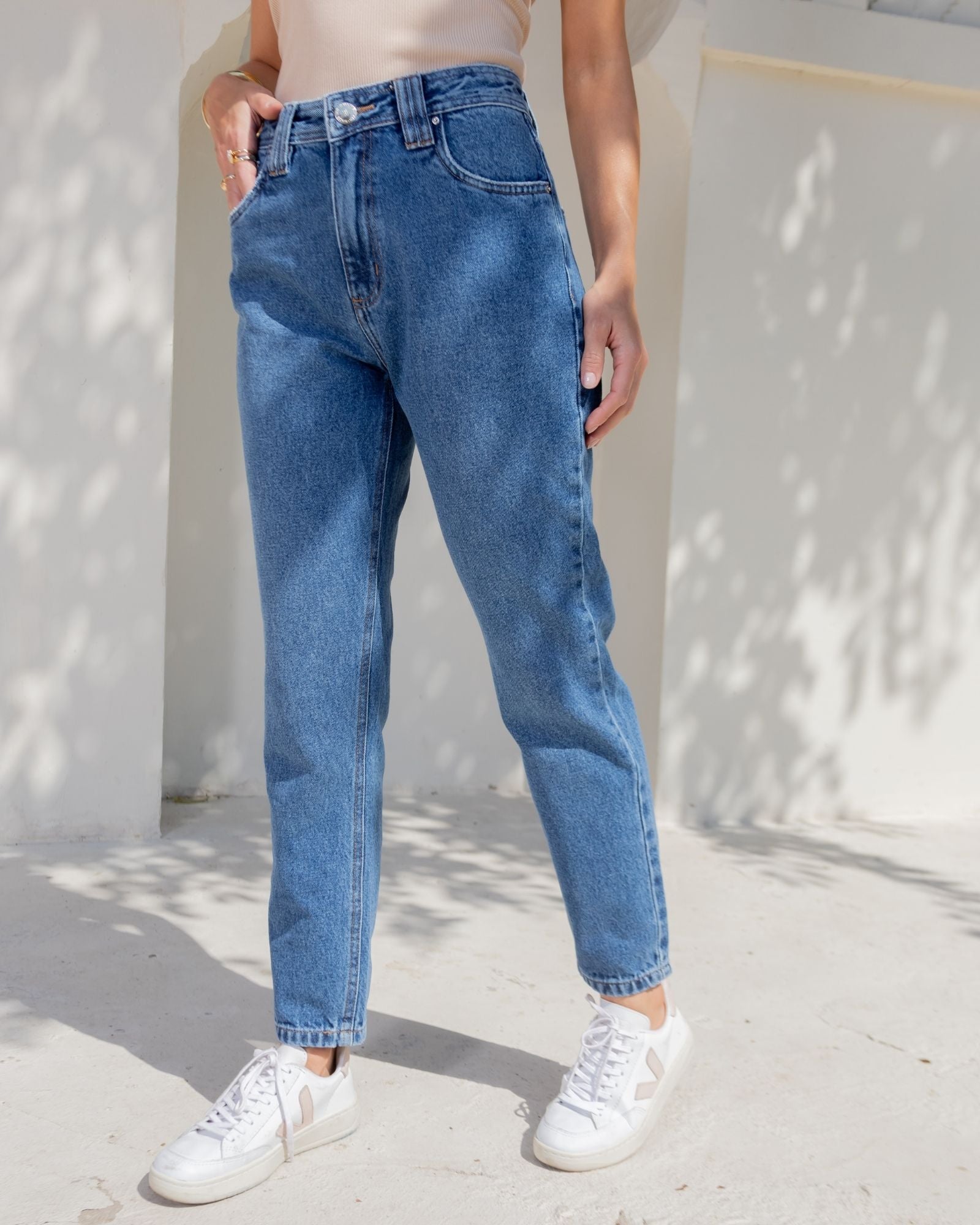 Calça Mom Jeans com Passante em X