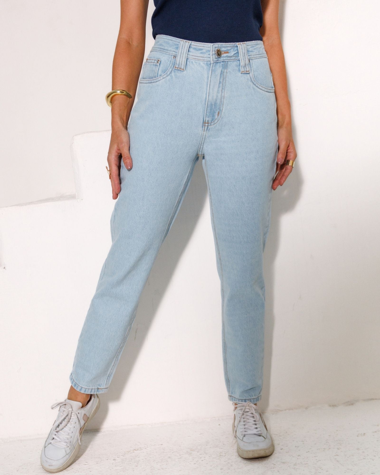 Calça Mom Jeans com Passante em X