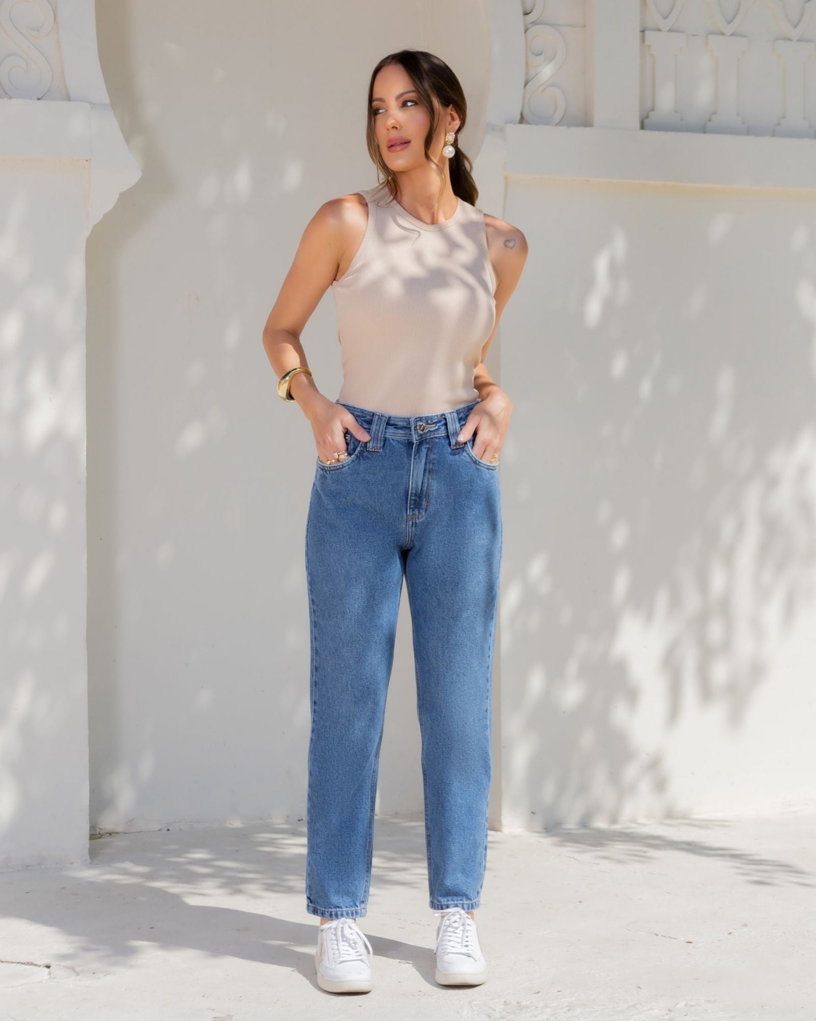 Calça Mom Jeans com Passante em X
