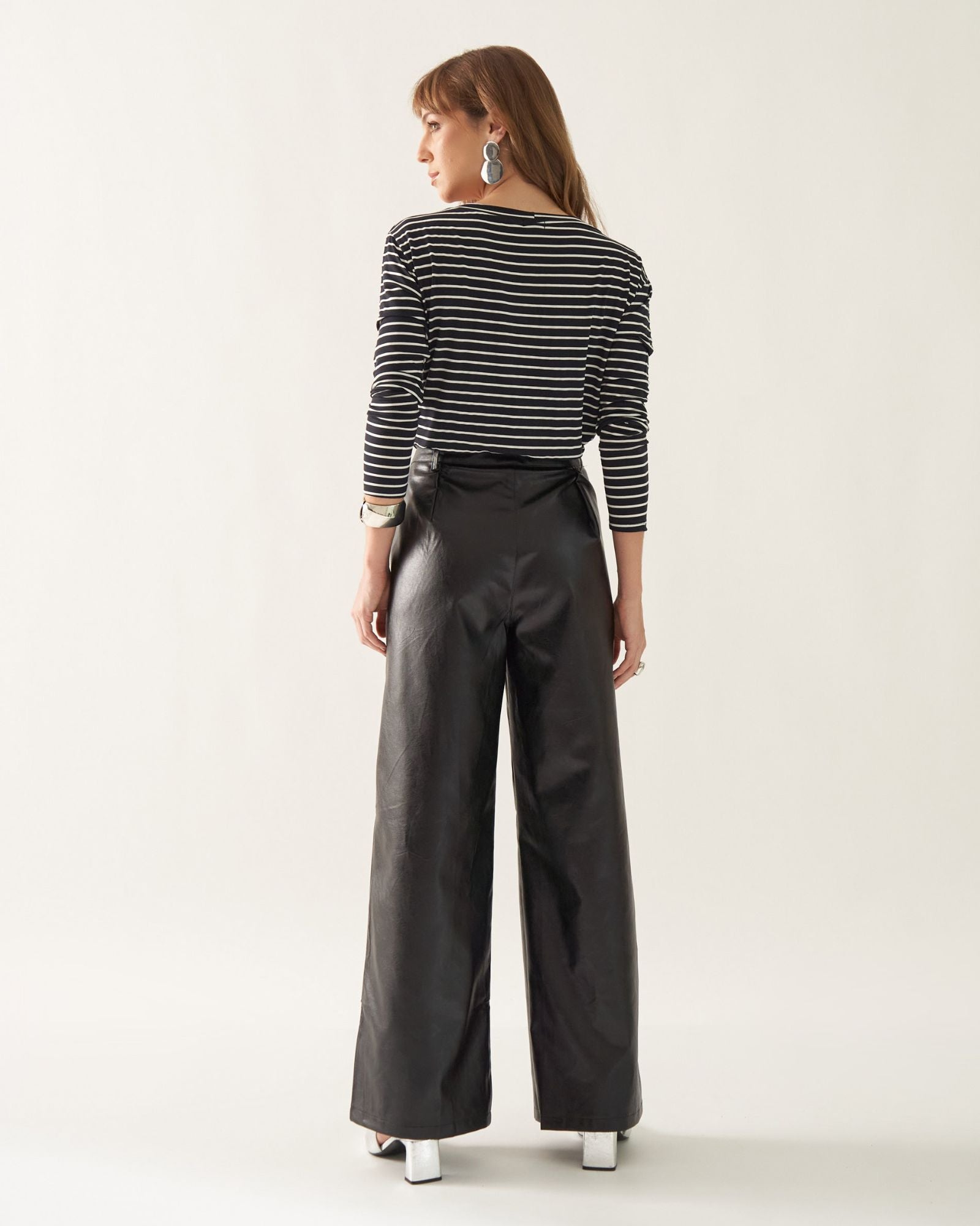 Calça Wide Leg com Botão Perolado em Couro PU