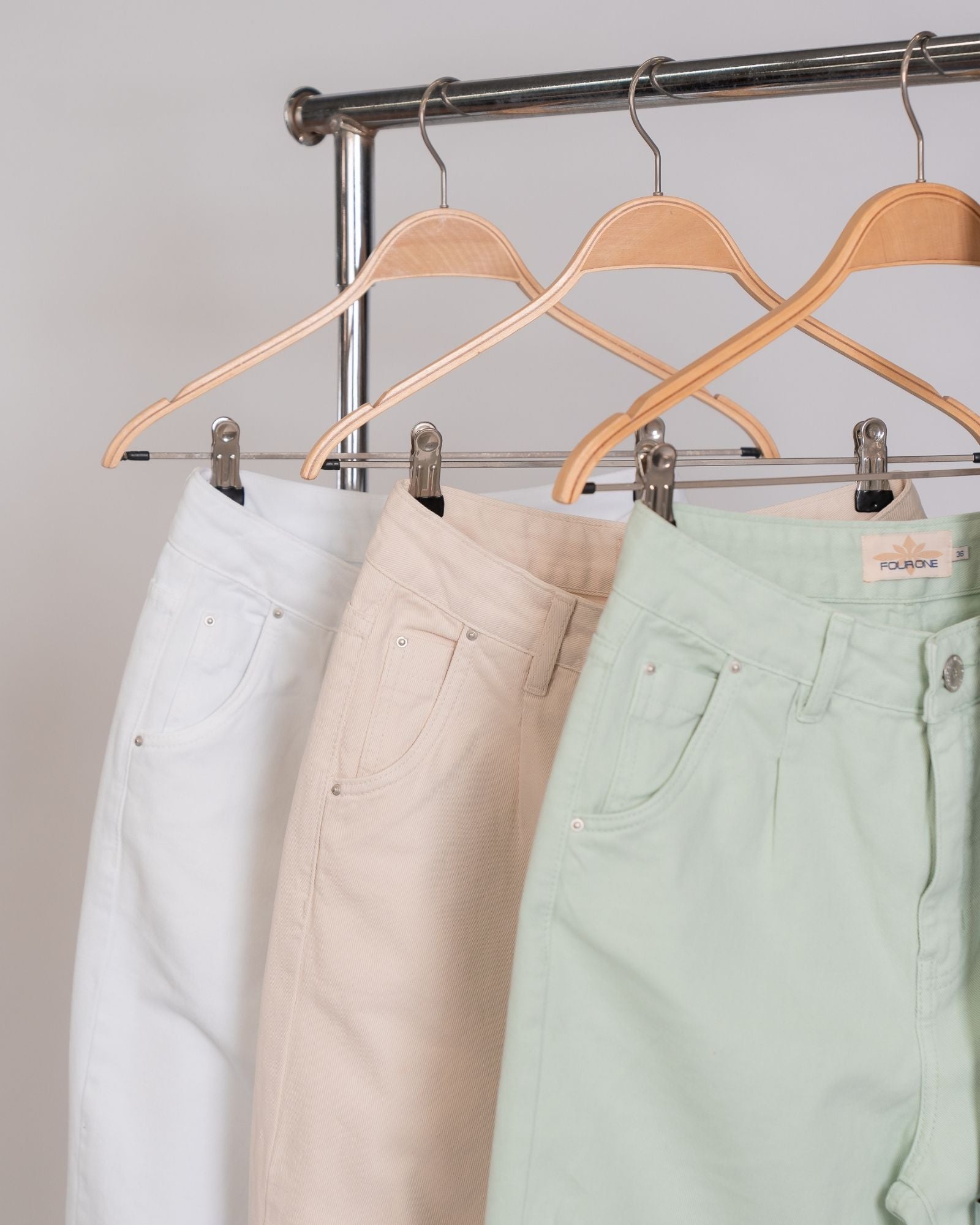Calça em Sarja com Modelagem Diferenciada