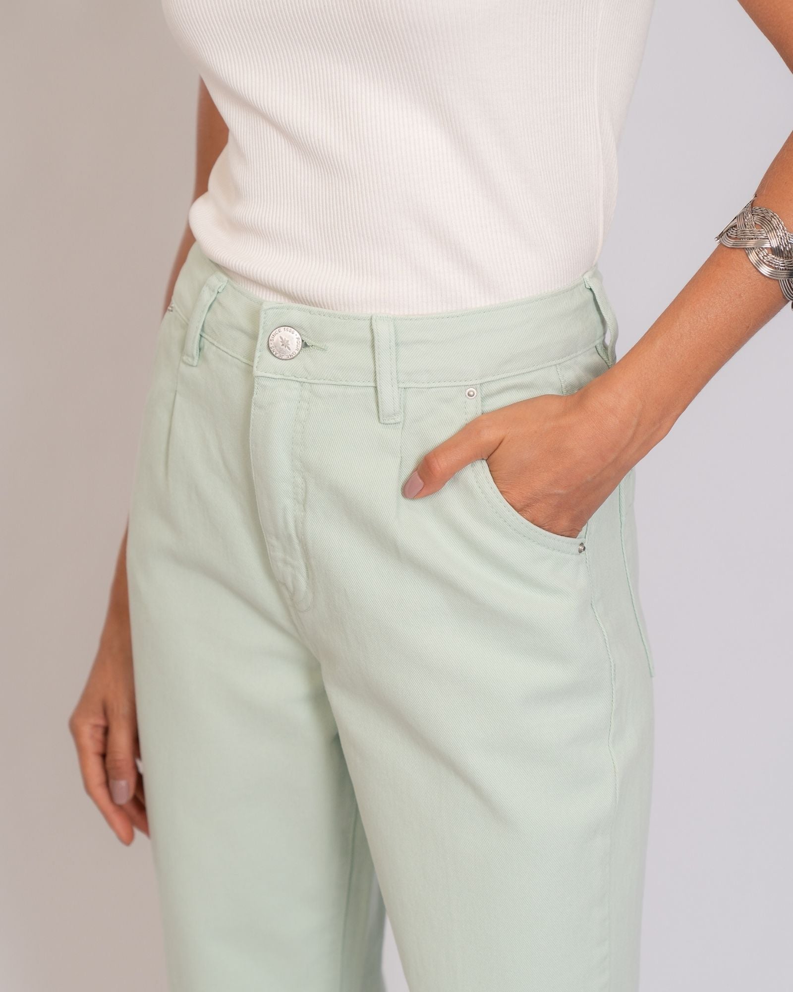 Calça em Sarja com Modelagem Diferenciada