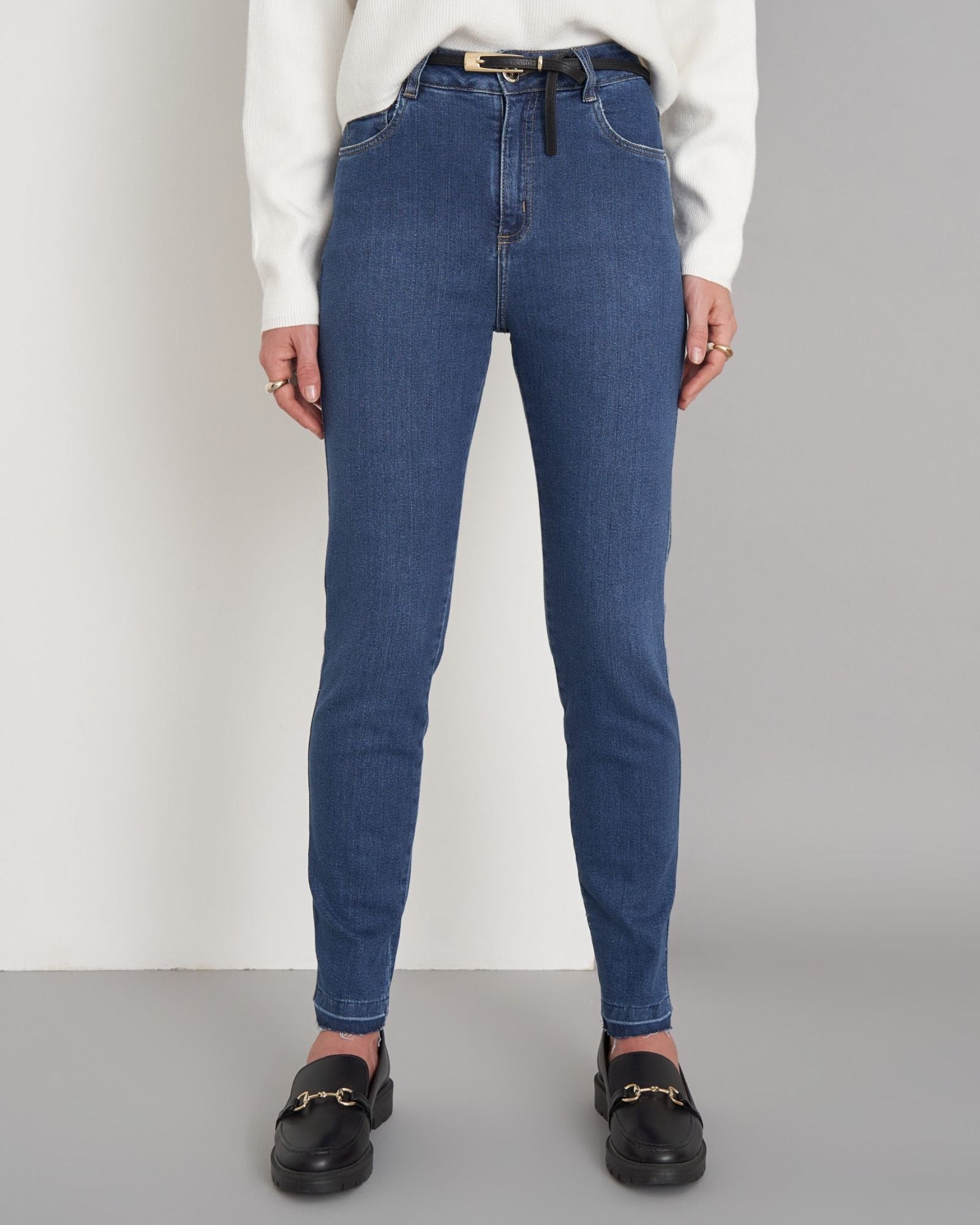 Calça Skinny Jeans com Barra Desfeita