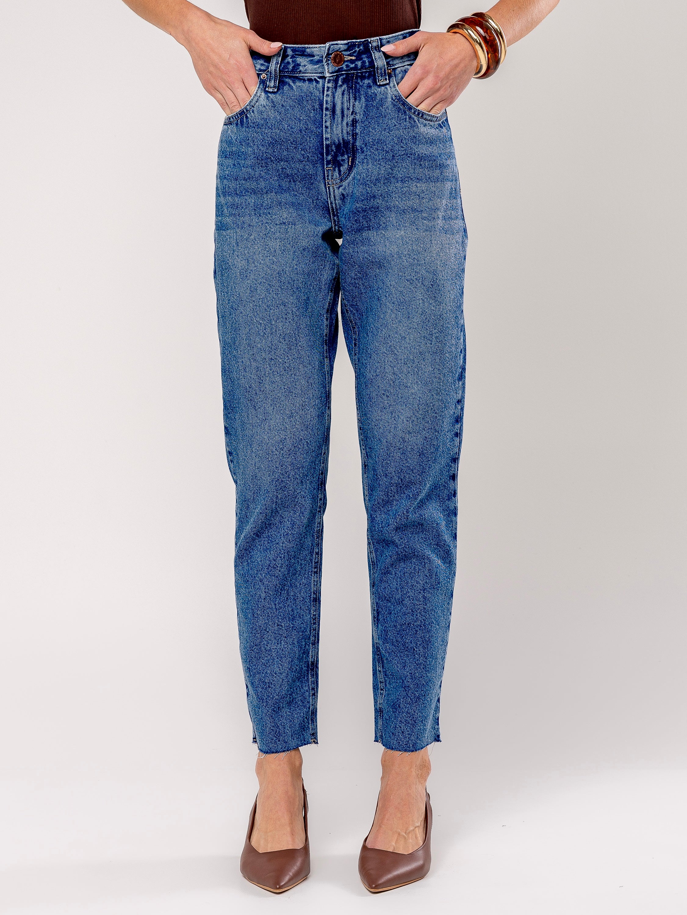 Calça Mom jeans barra a fio