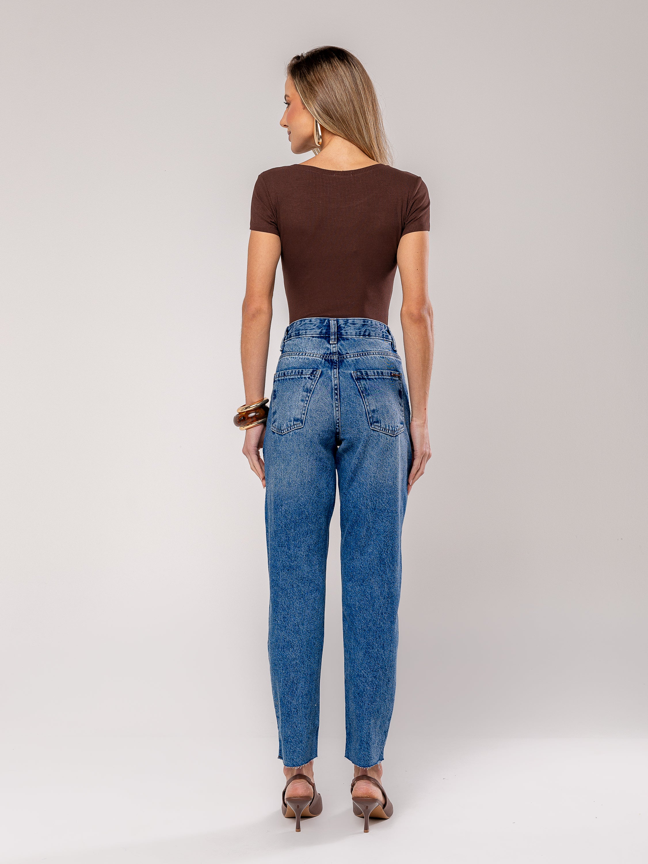 Calça Mom jeans barra a fio