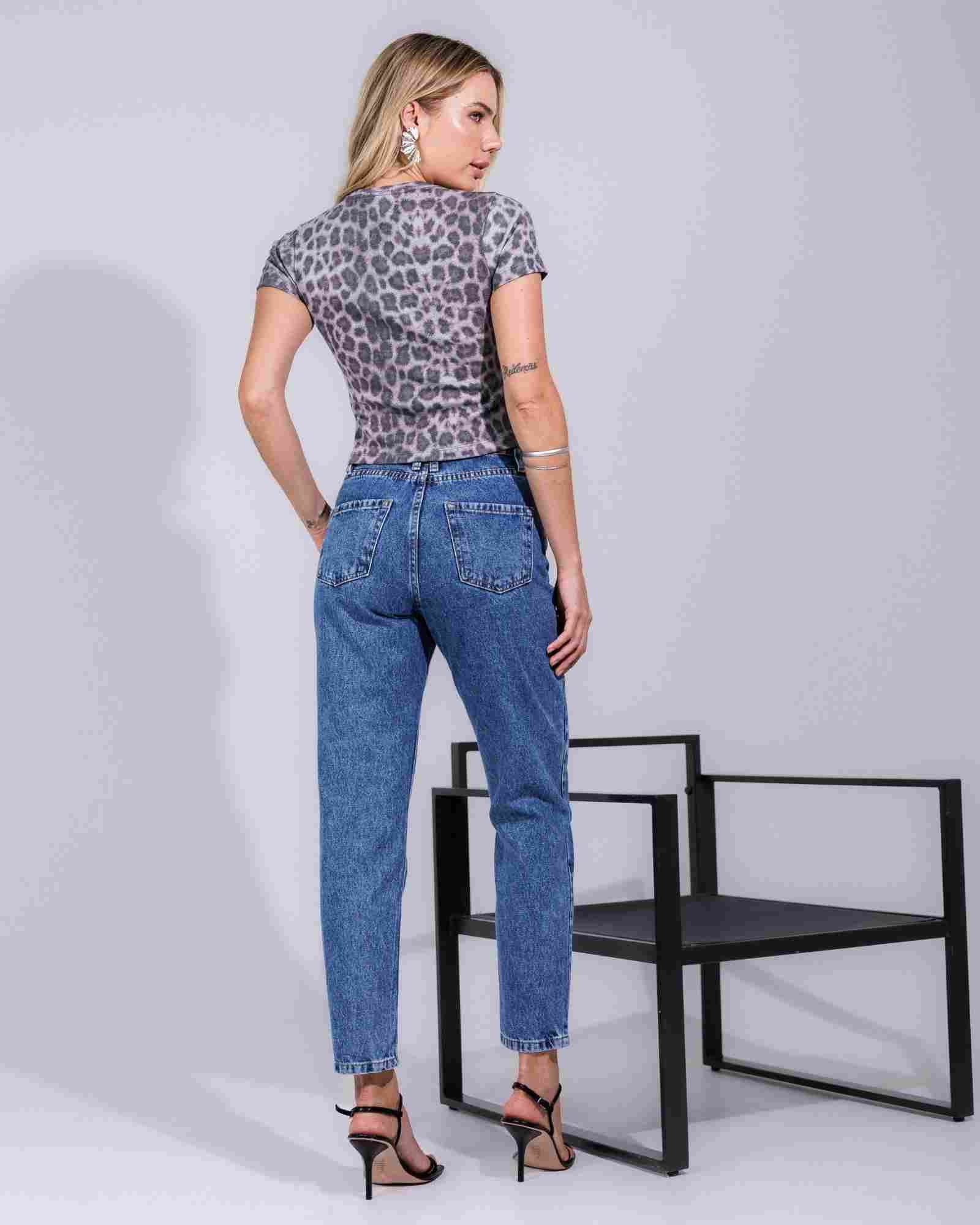 Calça Mom Jeans com Pesponto Duplo