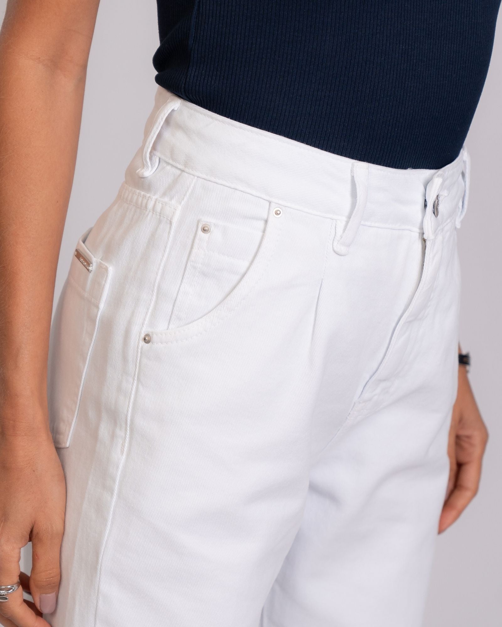 Calça em Sarja com Modelagem Diferenciada