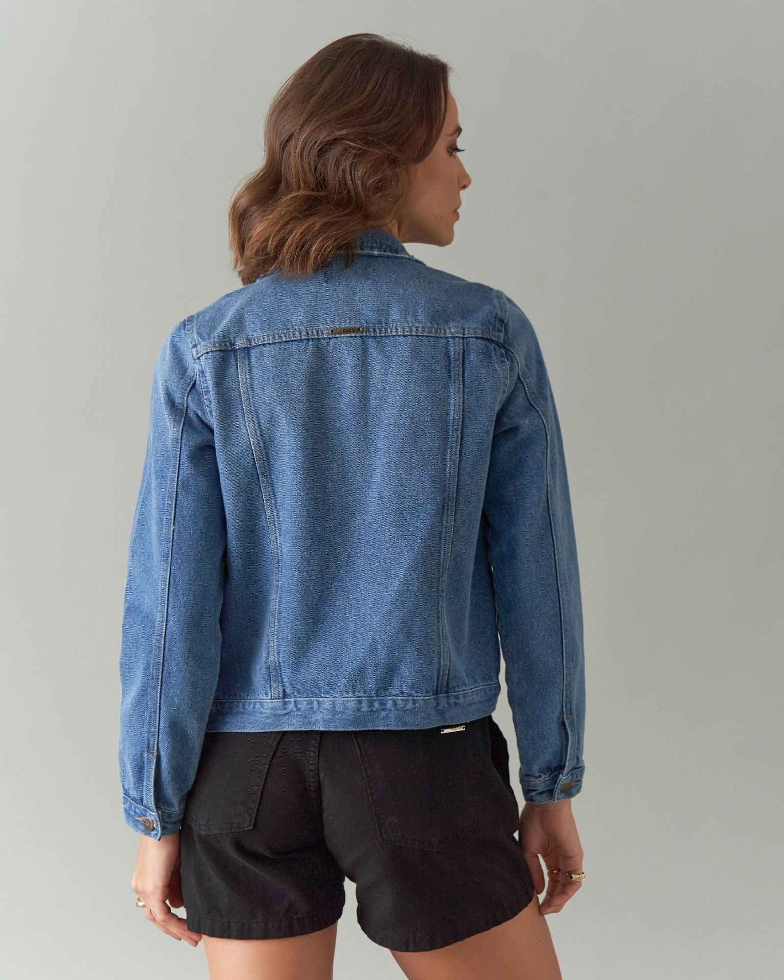 Jaqueta Jeans Tradicional com Recortes e Puídos