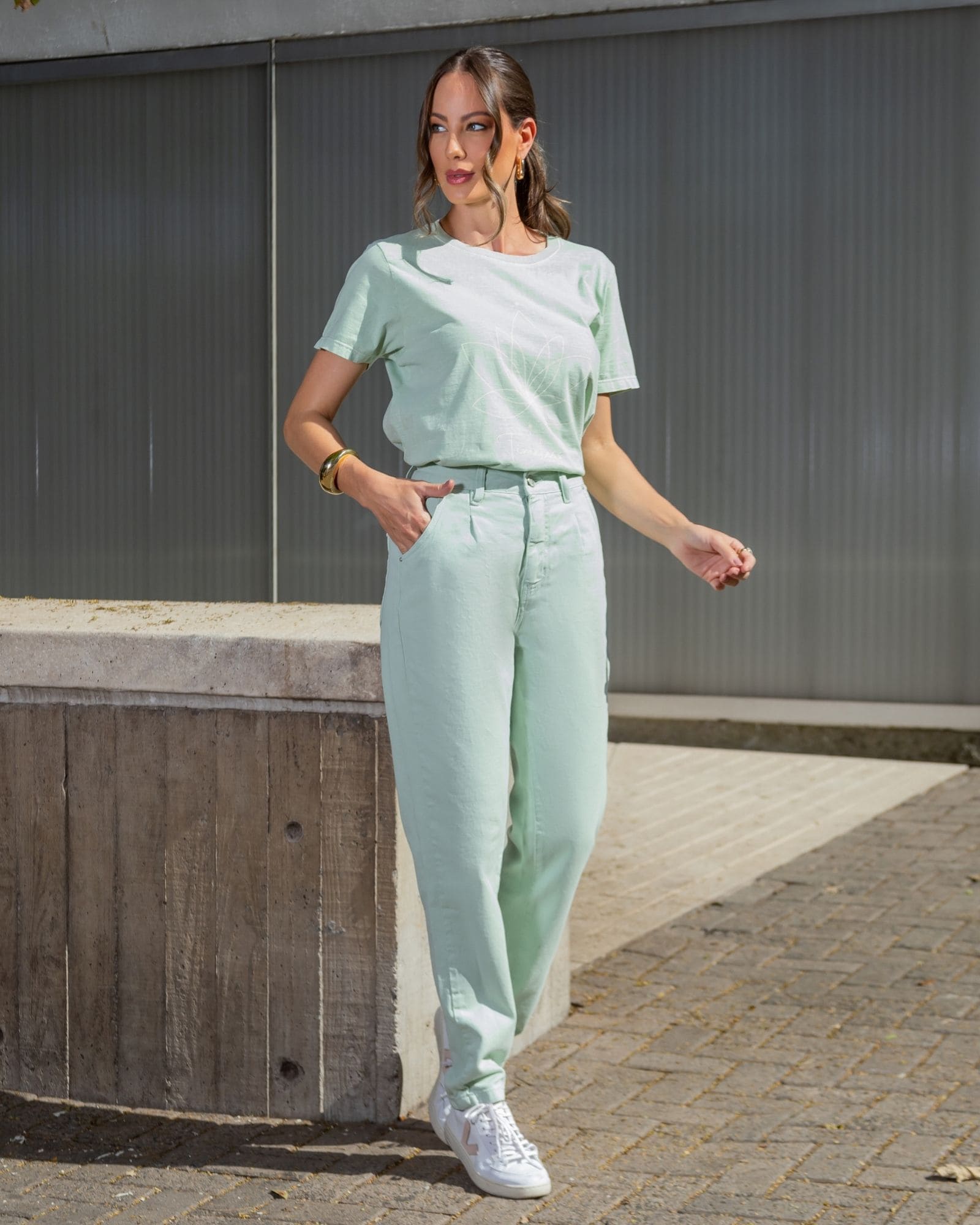 Calça em Sarja com Modelagem Diferenciada