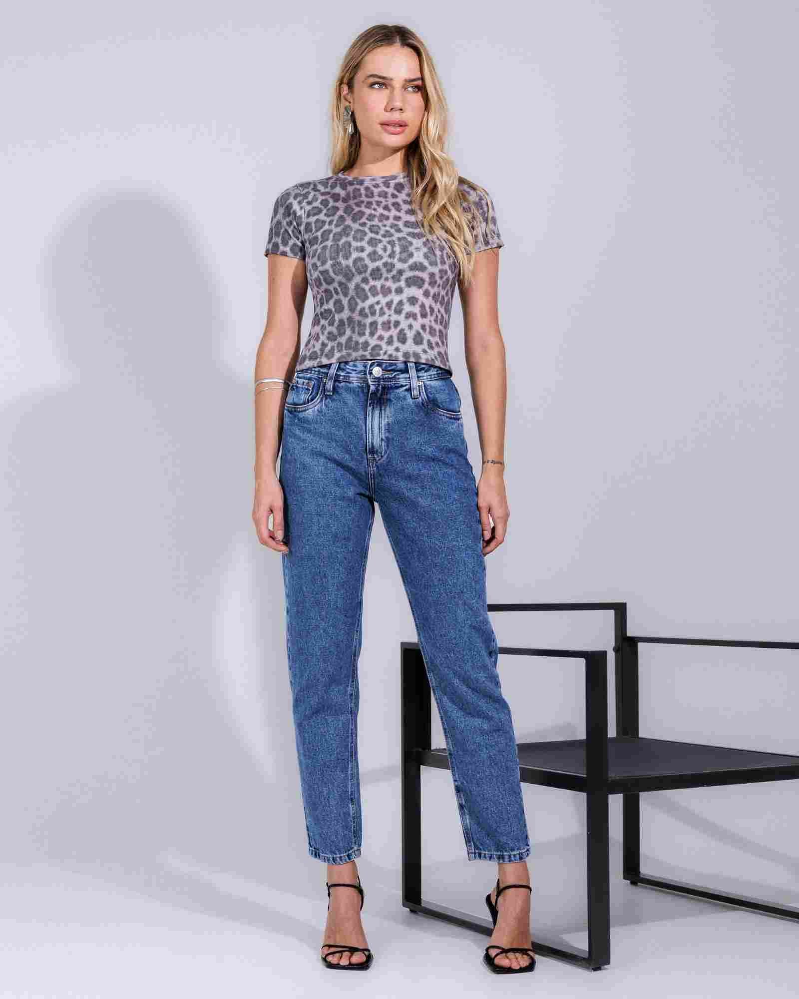 Calça Mom Jeans com Pesponto Duplo