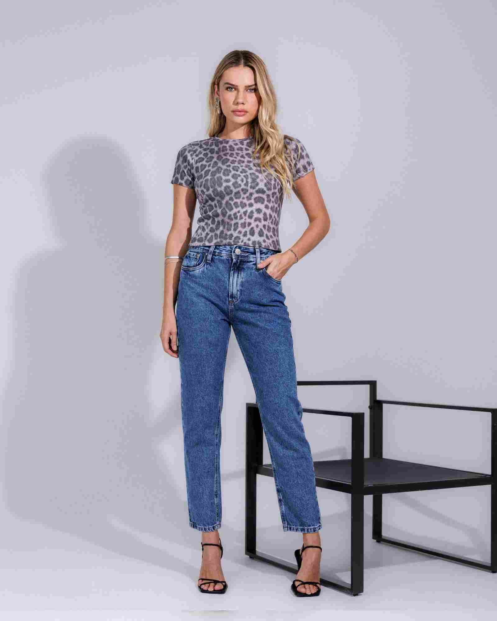 Calça Mom Jeans com Pesponto Duplo