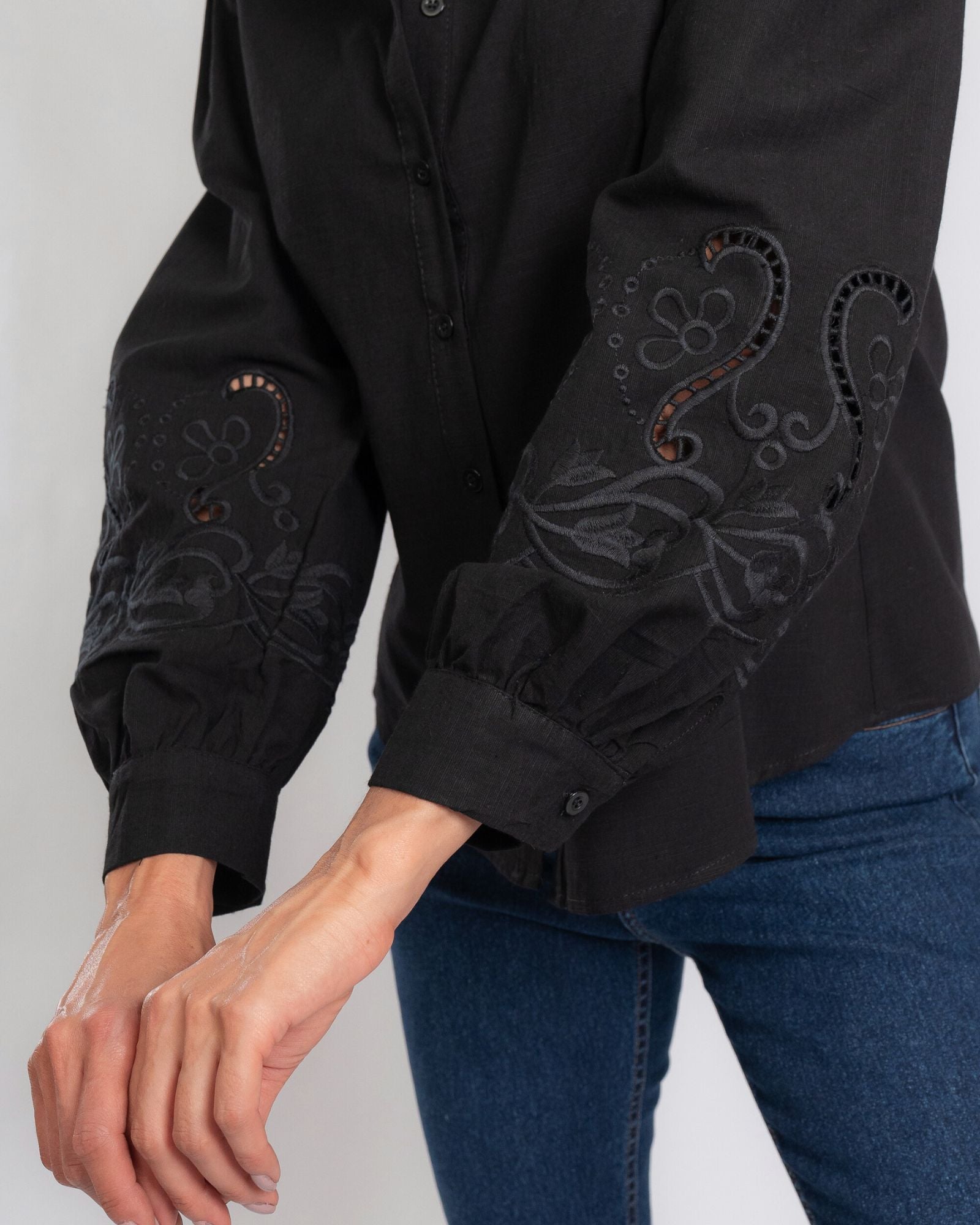 Camisa Tricoline com Manga Longa Bordada