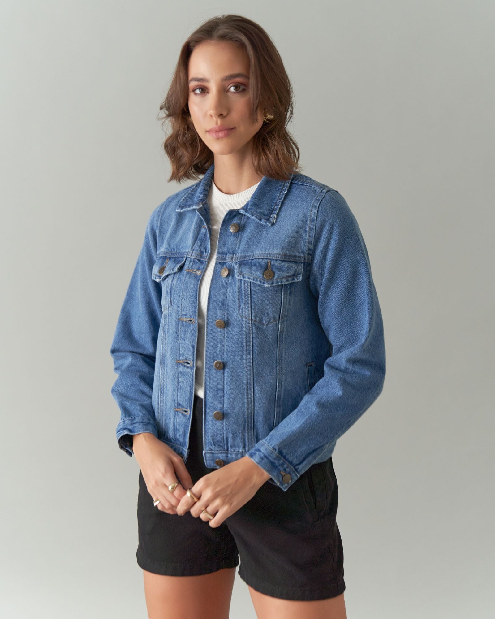 Jaqueta Jeans Tradicional com Recortes e Puídos