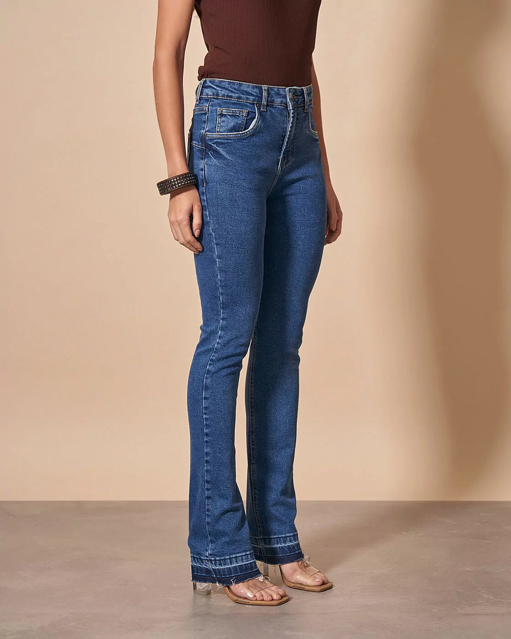 Calça slim barra desfiada