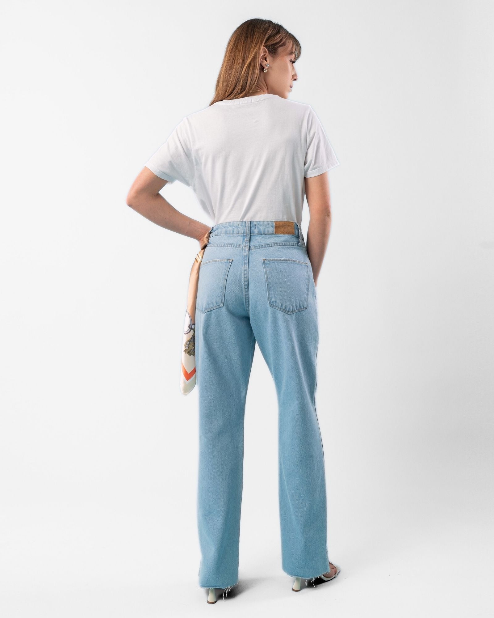 Calça Jeans Reta Fenda Lateral Barra a Fio