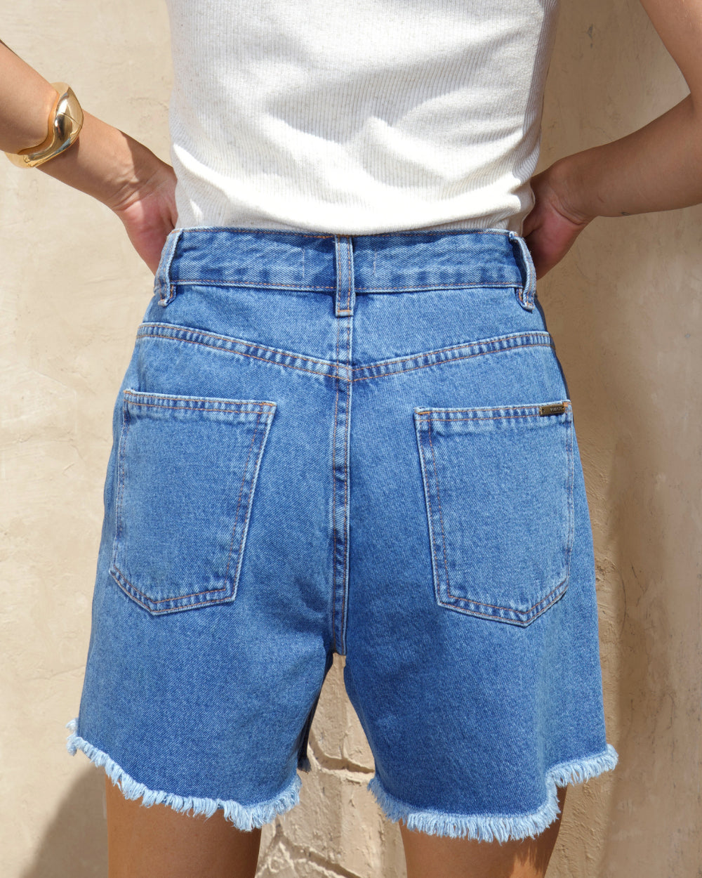 Shorts mom barra desfiada