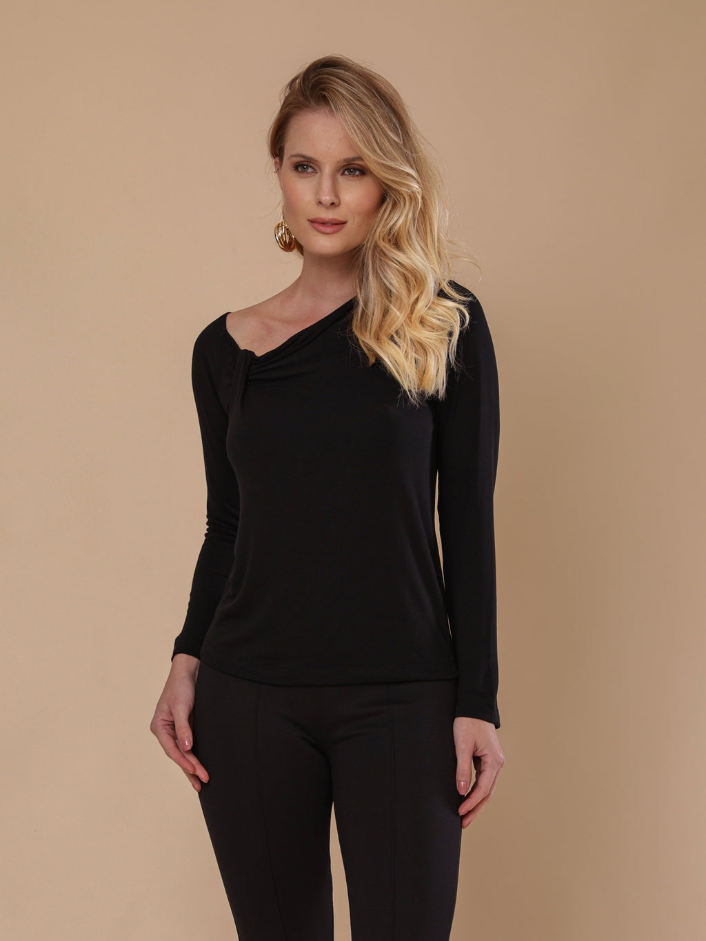 Blusa manga longa com detalhe no ombro