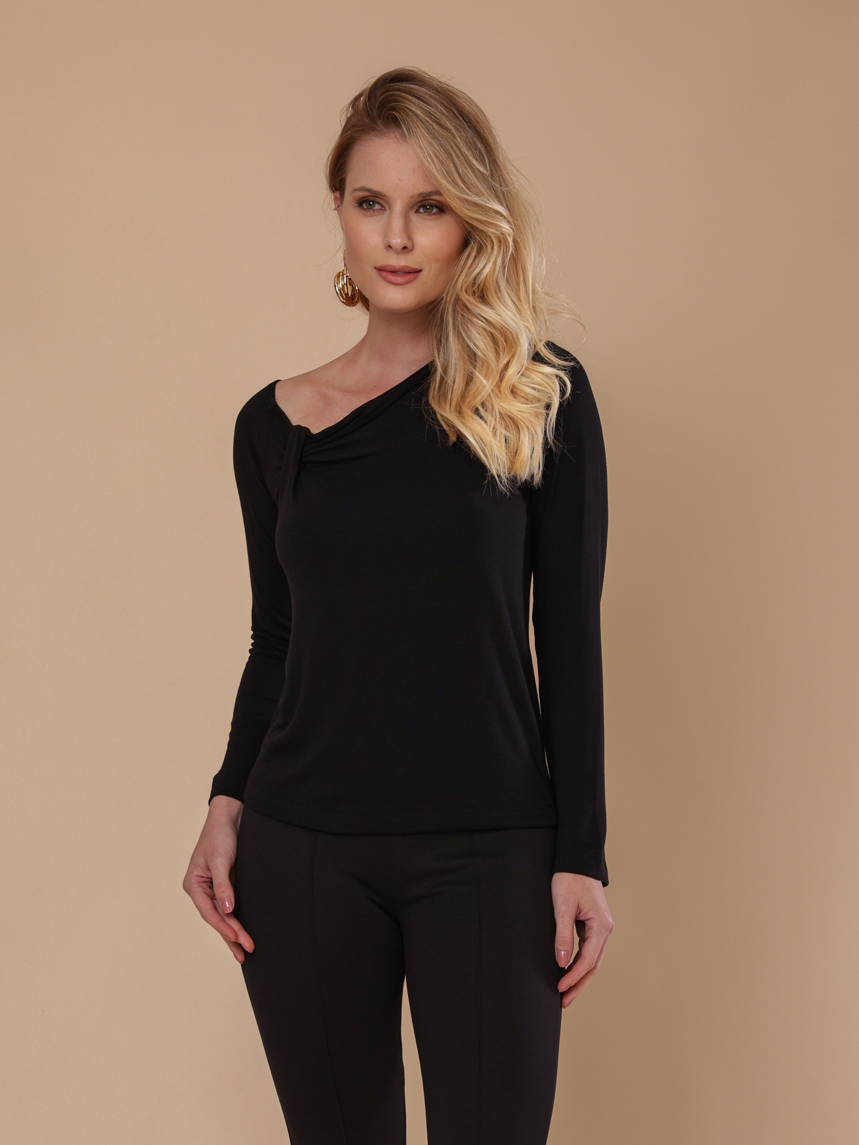 Blusa manga longa com detalhe no ombro