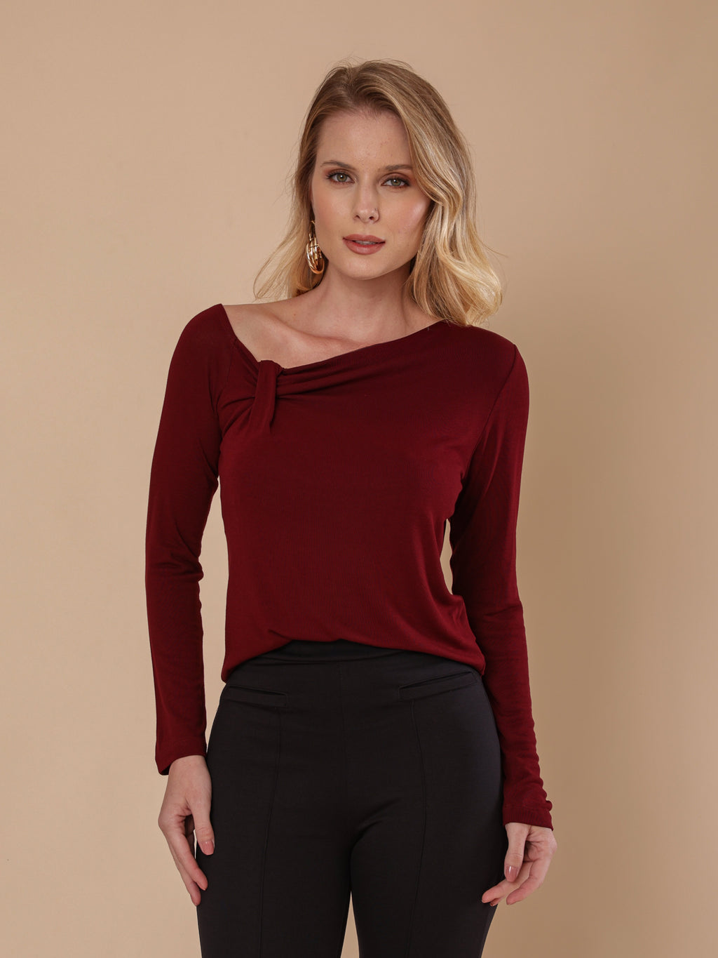 Blusa manga longa com detalhe no ombro