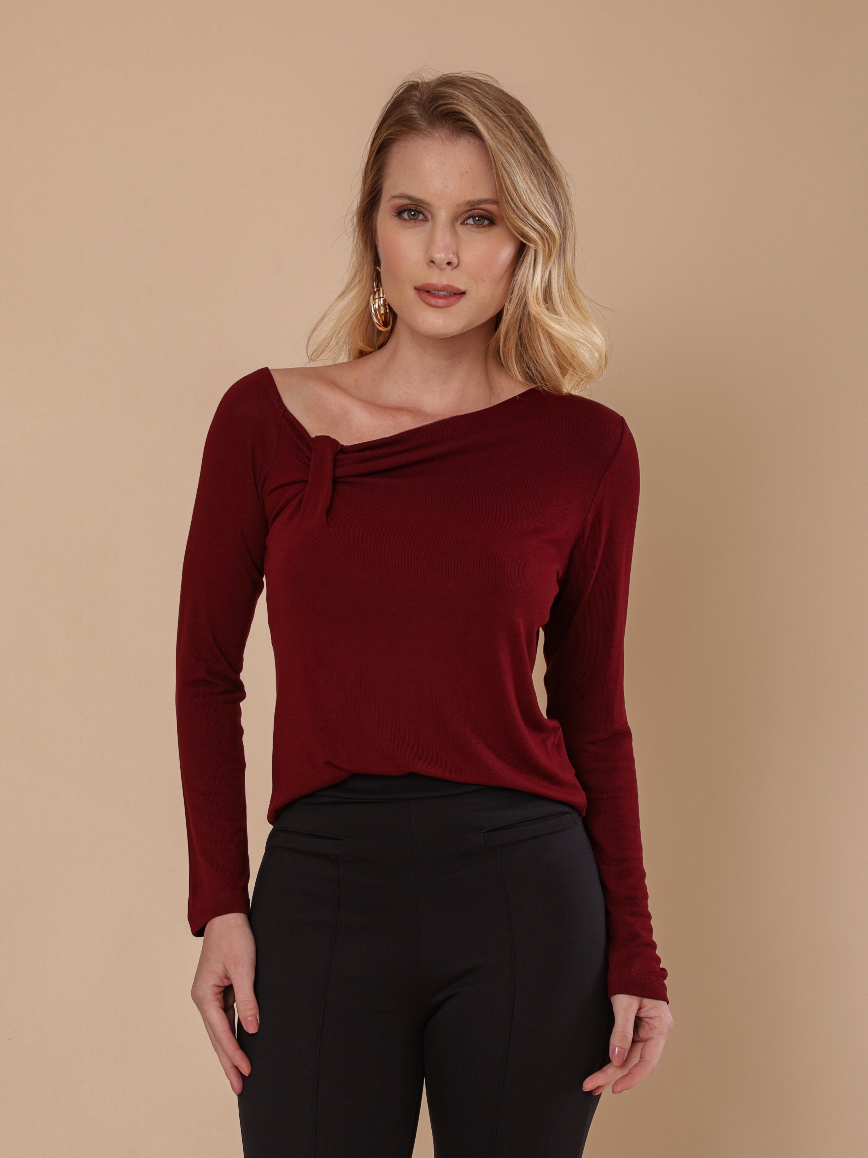 Blusa manga longa com detalhe no ombro