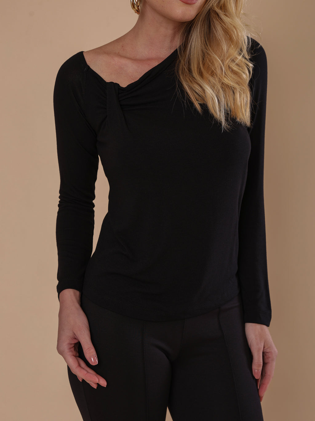 Blusa manga longa com detalhe no ombro