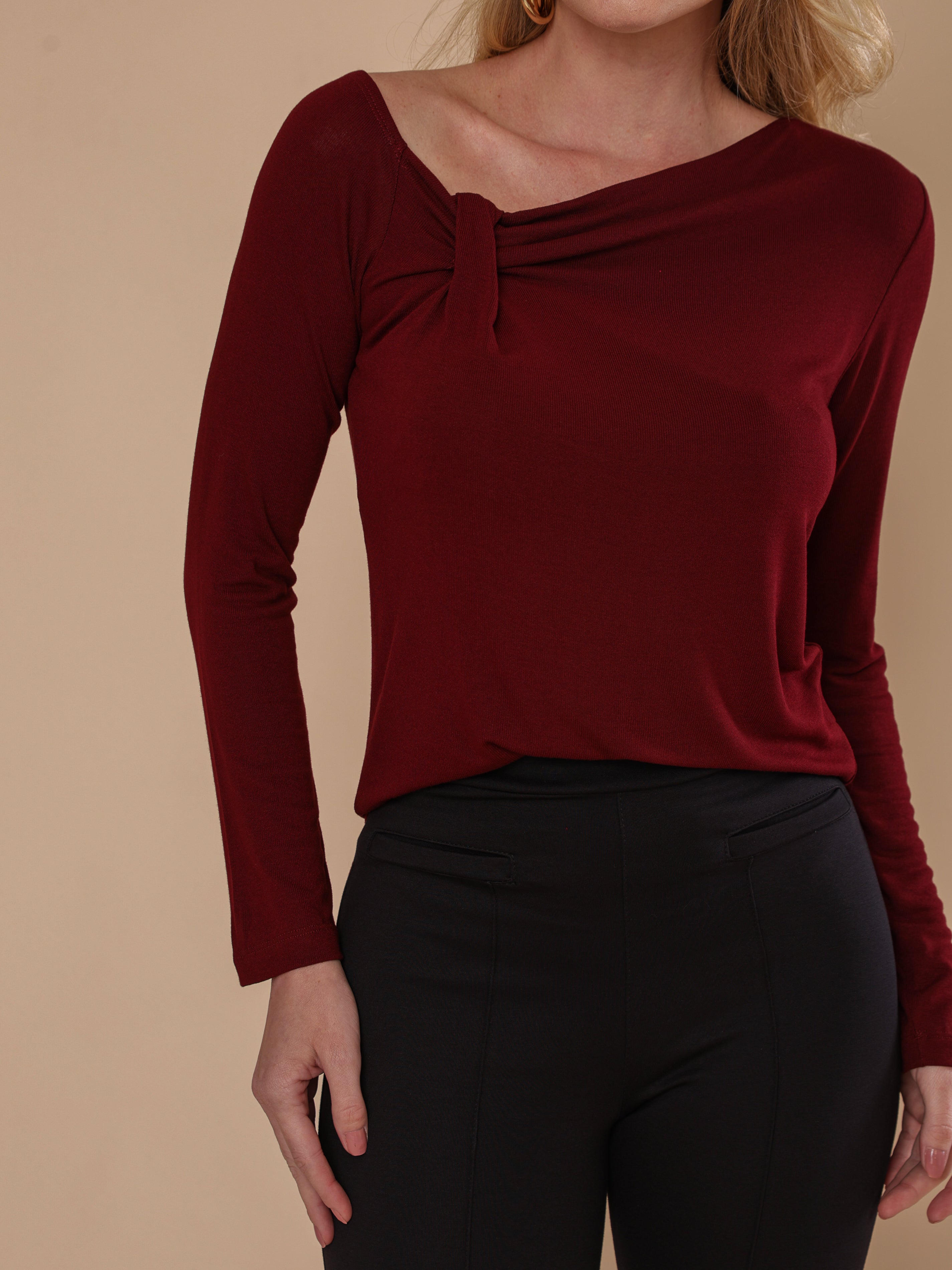 Blusa manga longa com detalhe no ombro