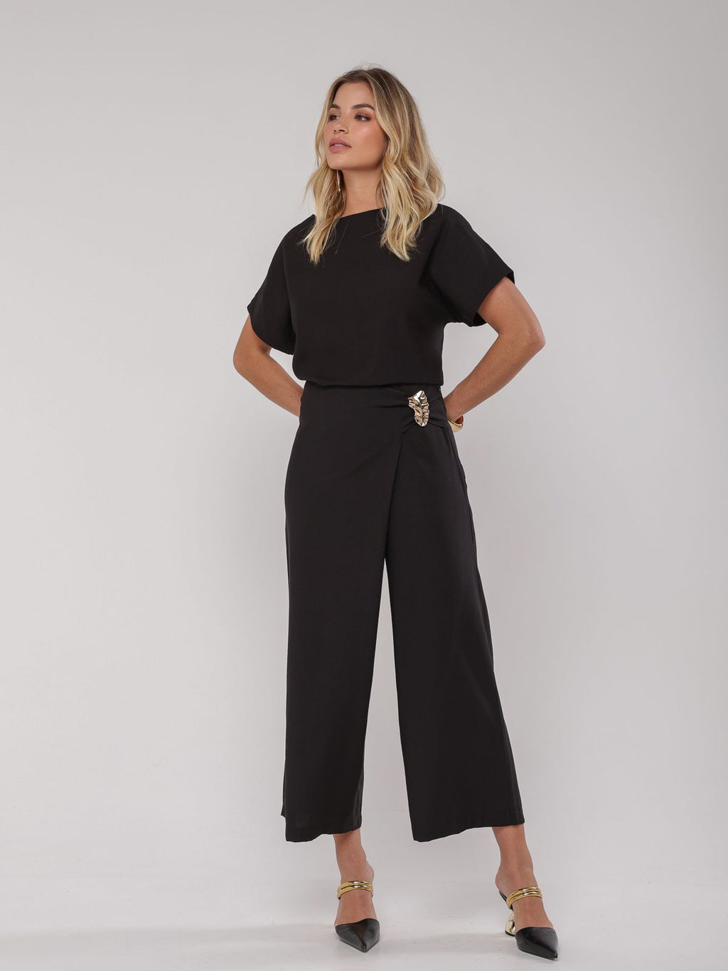 Saia calça fivela dourada