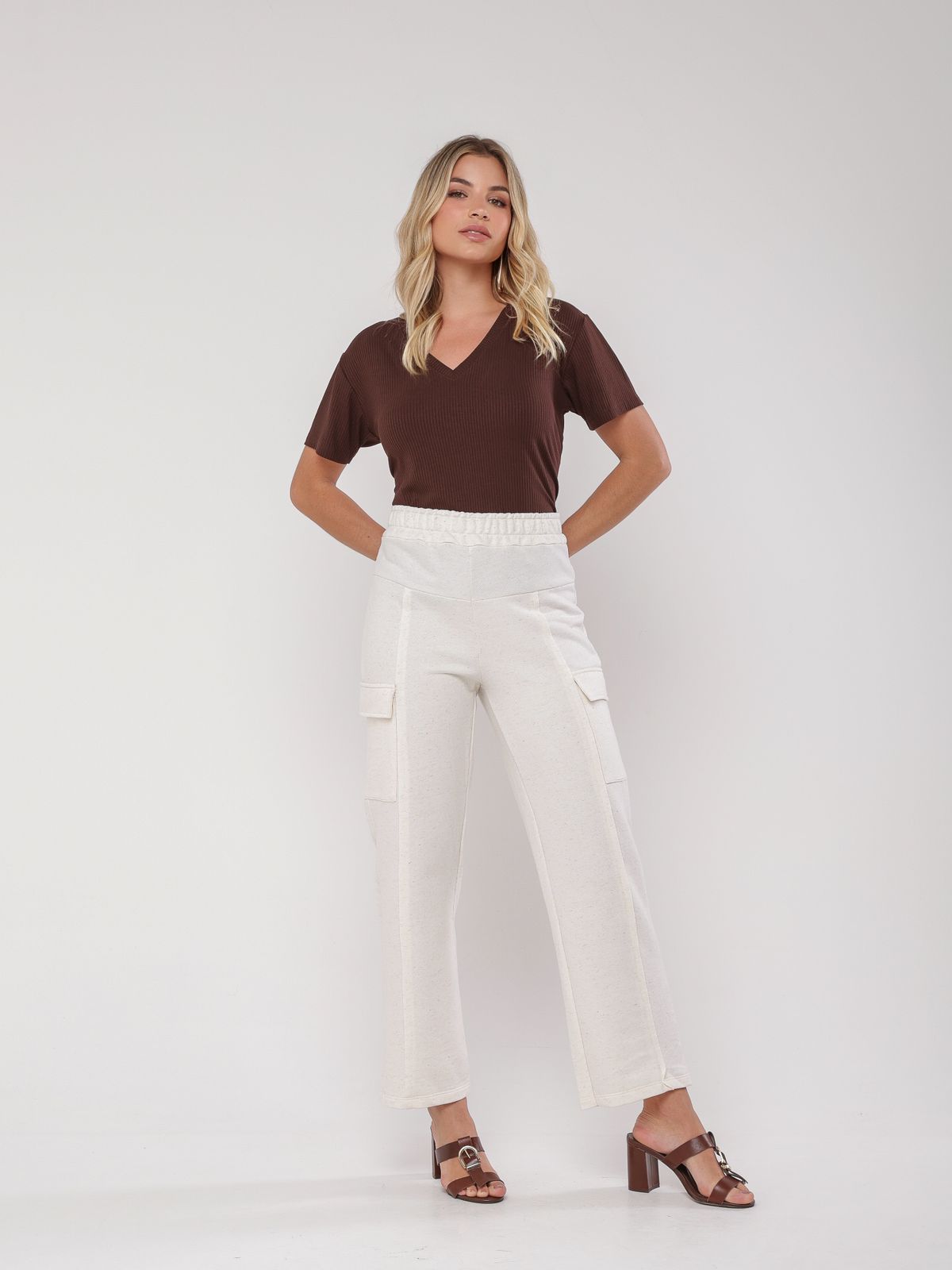 Calça recortes bolso lateral
