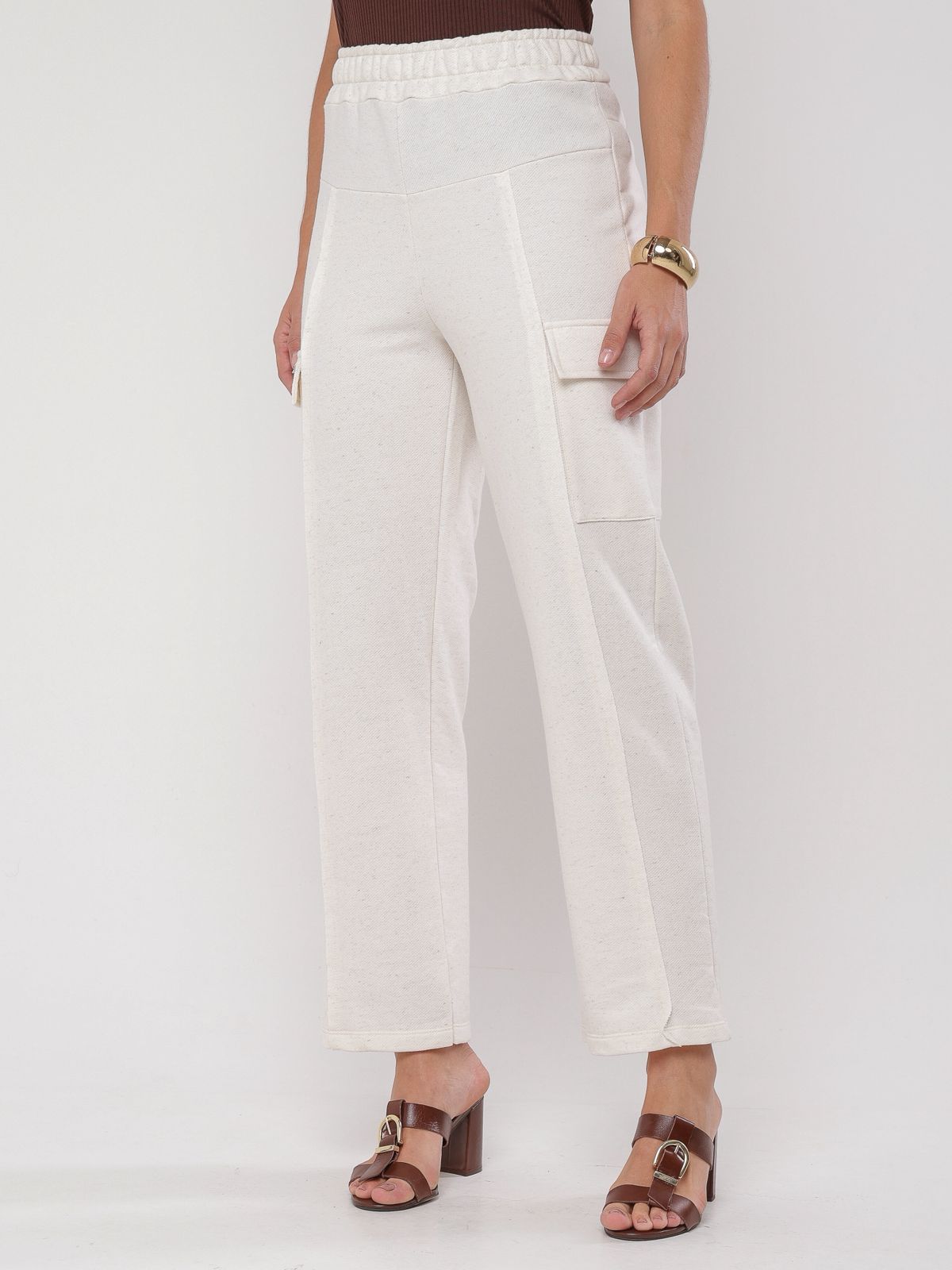 Calça recortes bolso lateral