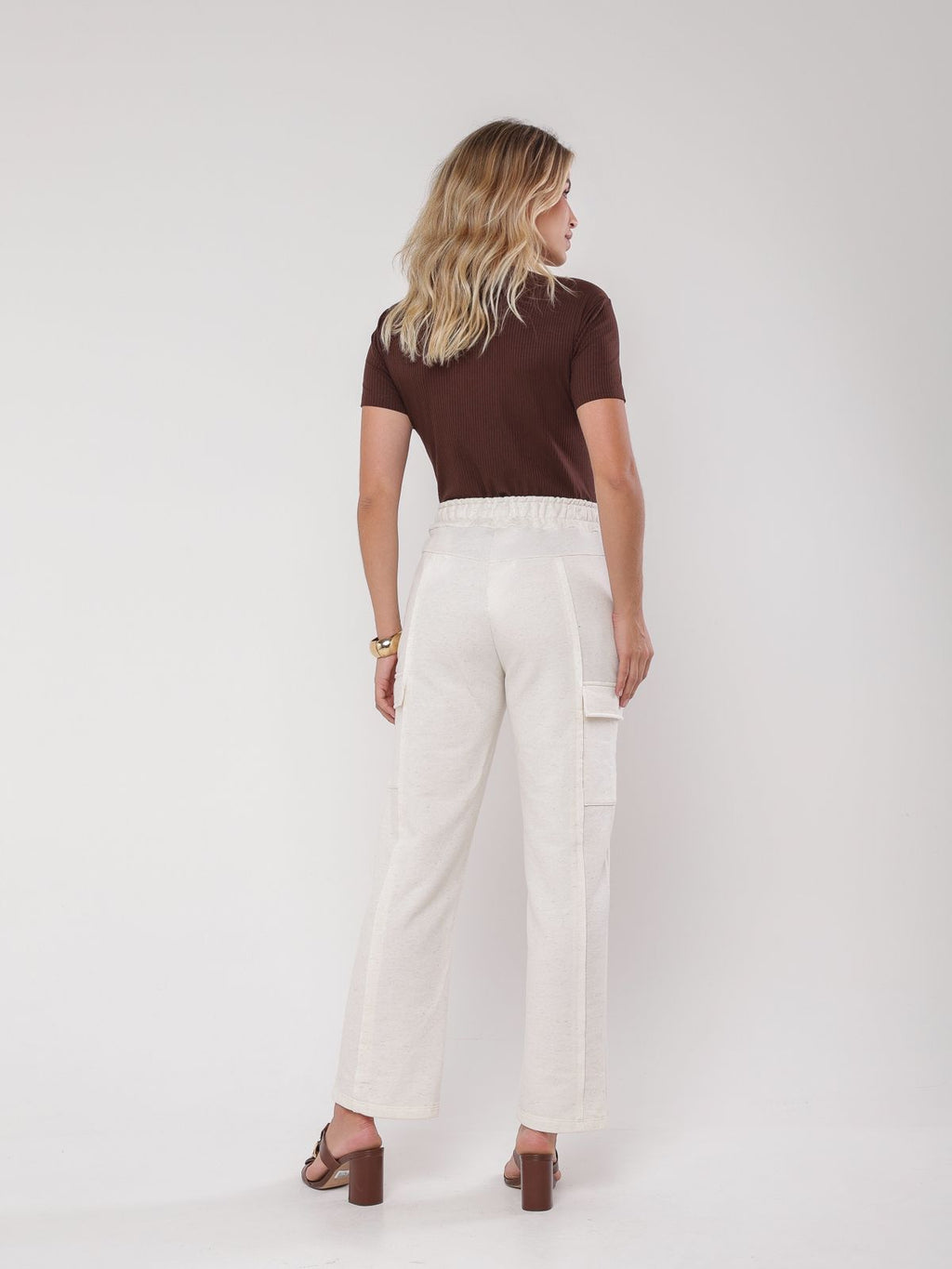 Calça recortes bolso lateral