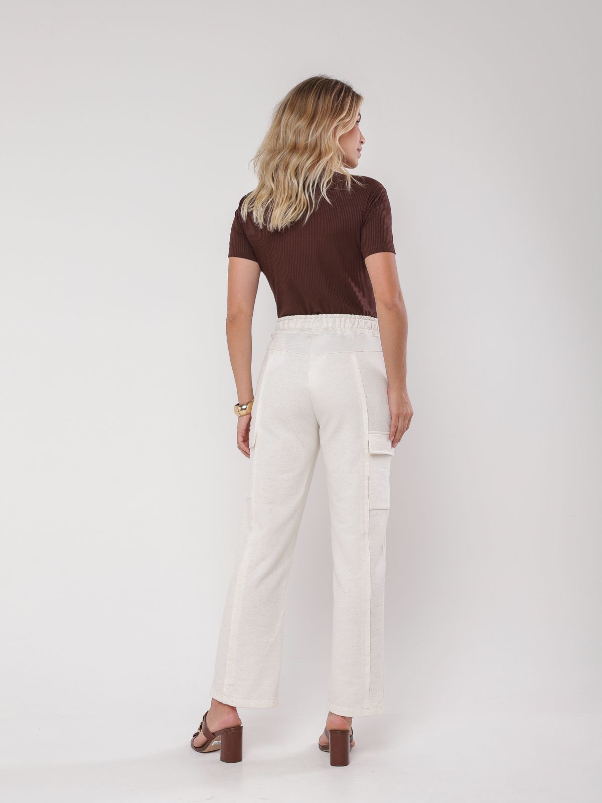 Calça recortes bolso lateral