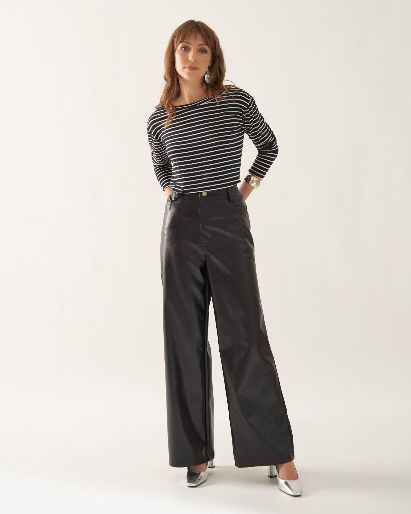 Calça Wide Leg com Botão Perolado em Couro PU
