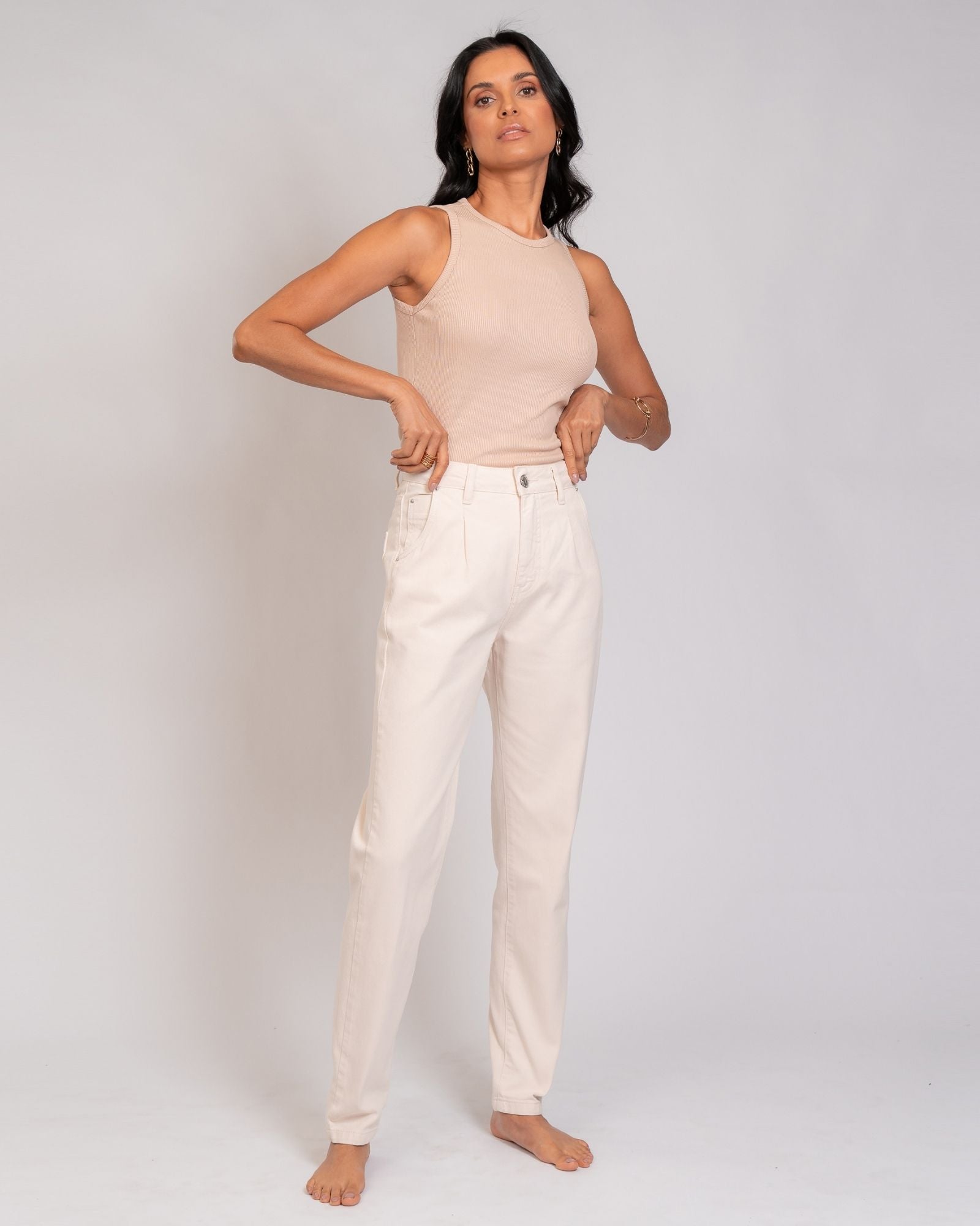 Calça em Sarja com Modelagem Diferenciada