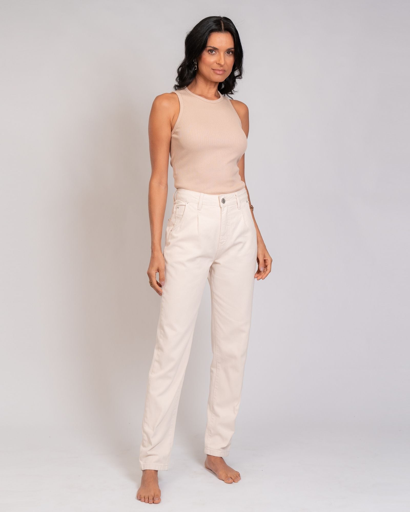 Calça em Sarja com Modelagem Diferenciada