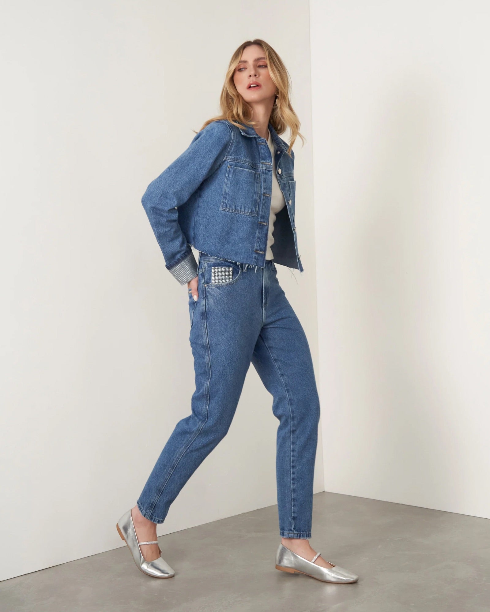 Calça Mom Jeans com Strass