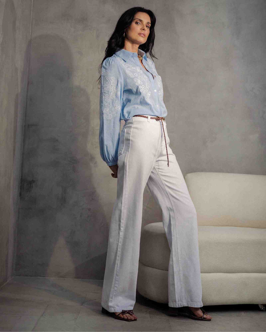 Calça Wide Leg em Sarja Branca com Cinto Faixa