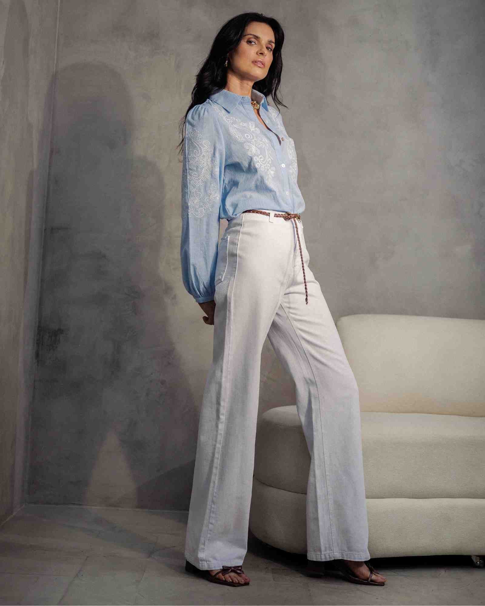 Calça Wide Leg em Sarja Branca com Cinto Faixa