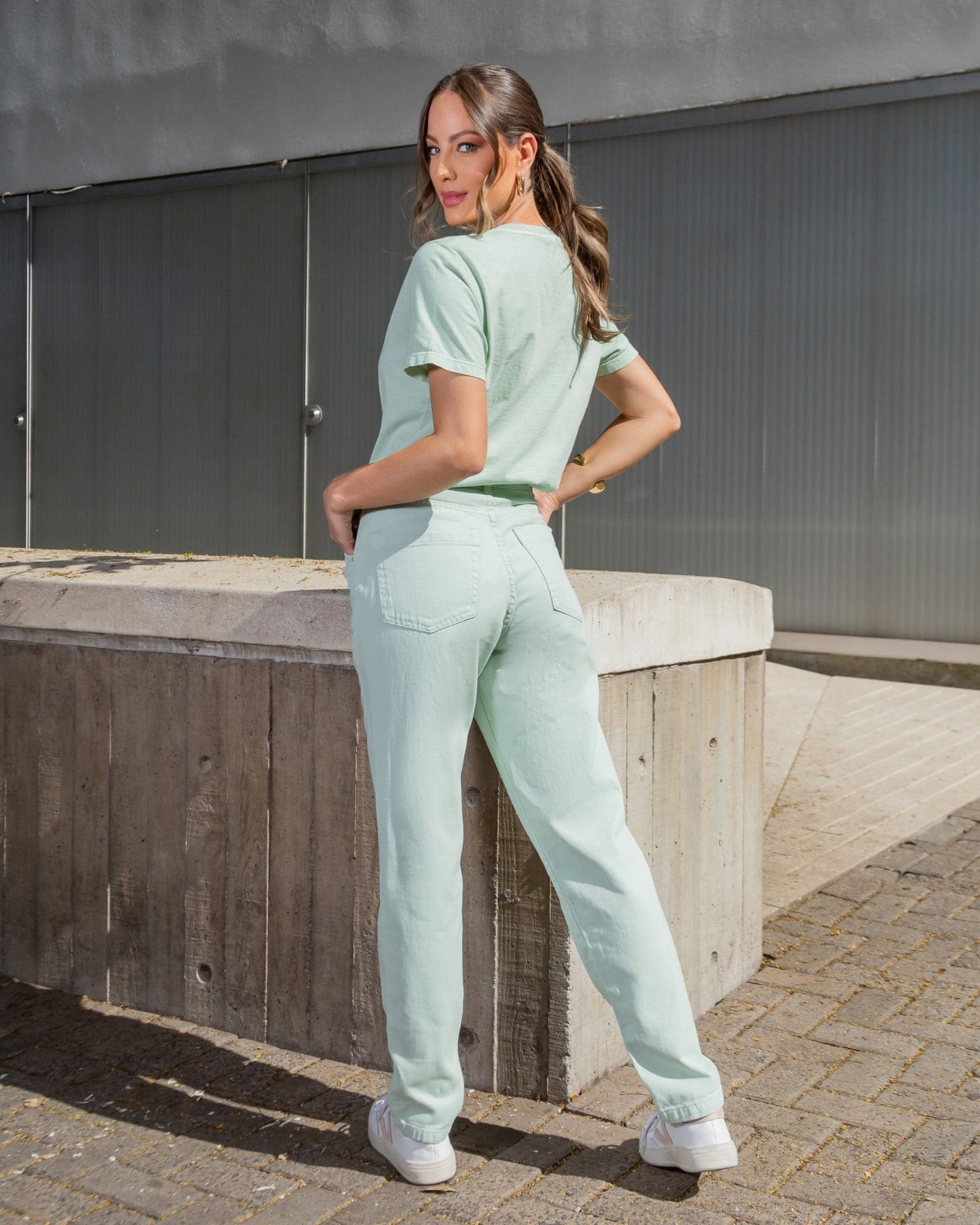 Calça em Sarja com Modelagem Diferenciada